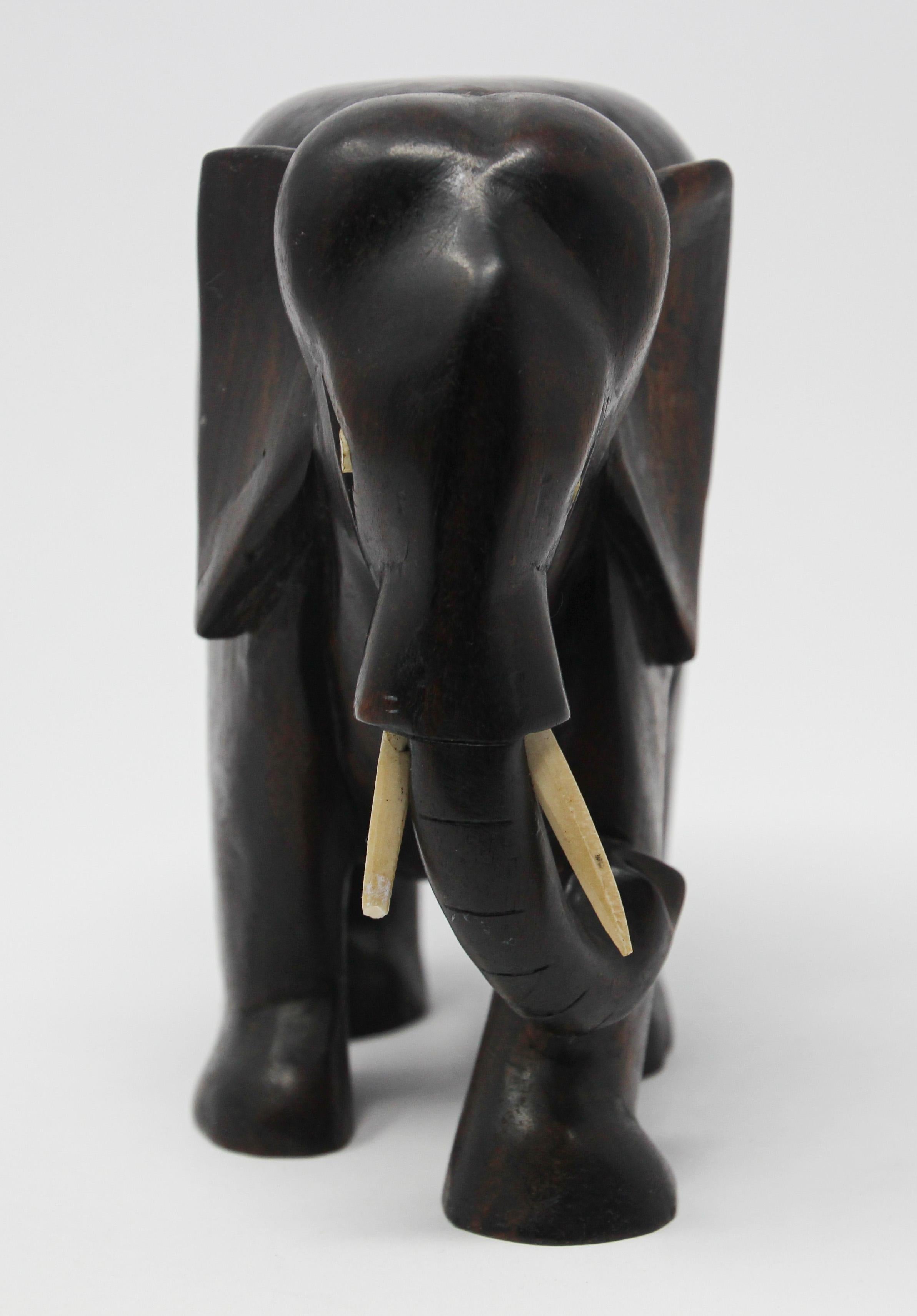 Afrikanischer, handgeschnitzter Elefant aus Ebenholz (Handgeschnitzt) im Angebot