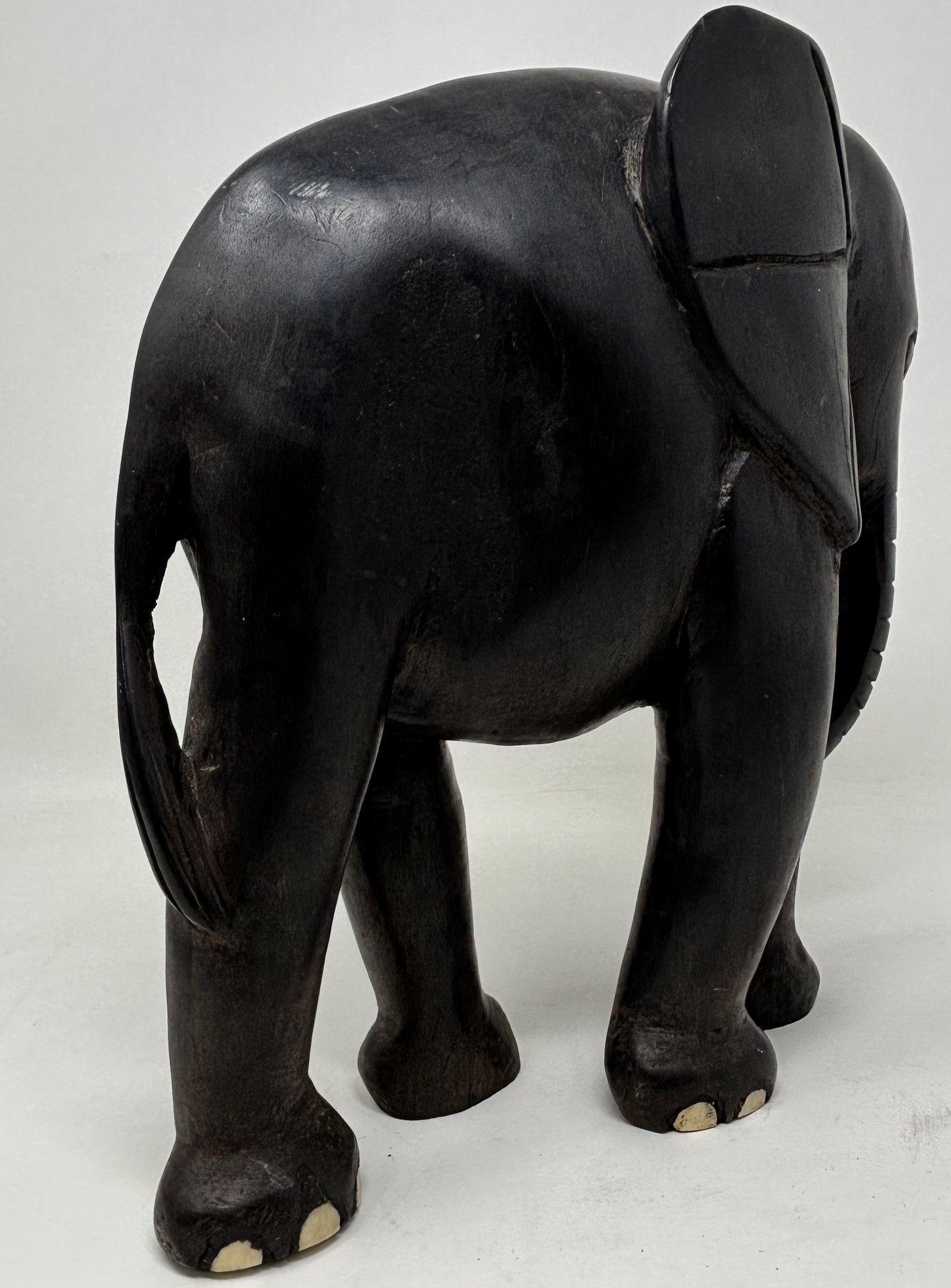 Ébène Éléphant d'Afrique en bois d'ébène sculpté à la main en vente