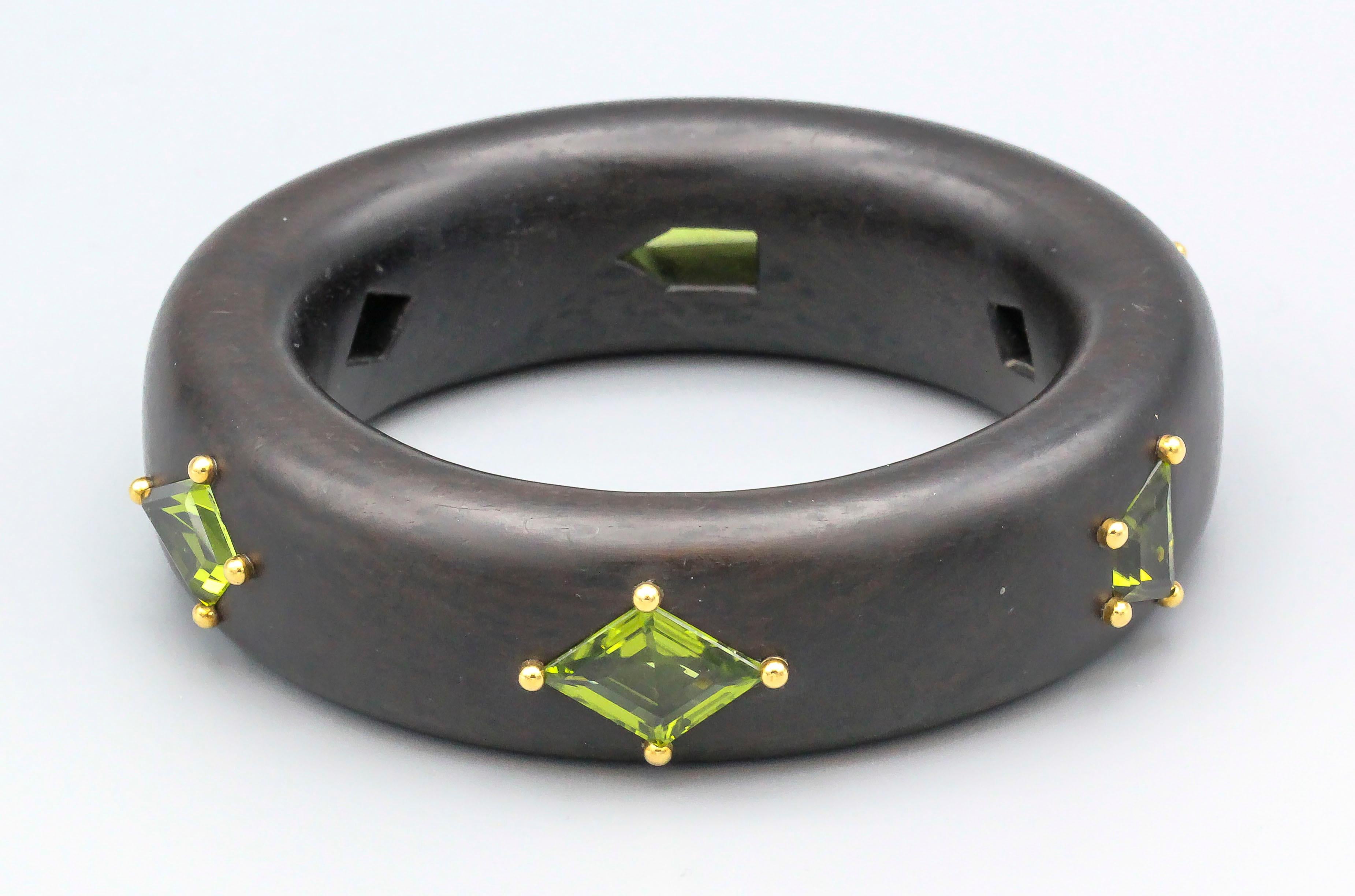 Ebony Wood Peridot 18 Karat Gold Bangle Bracelet In Good Condition In New York, NY