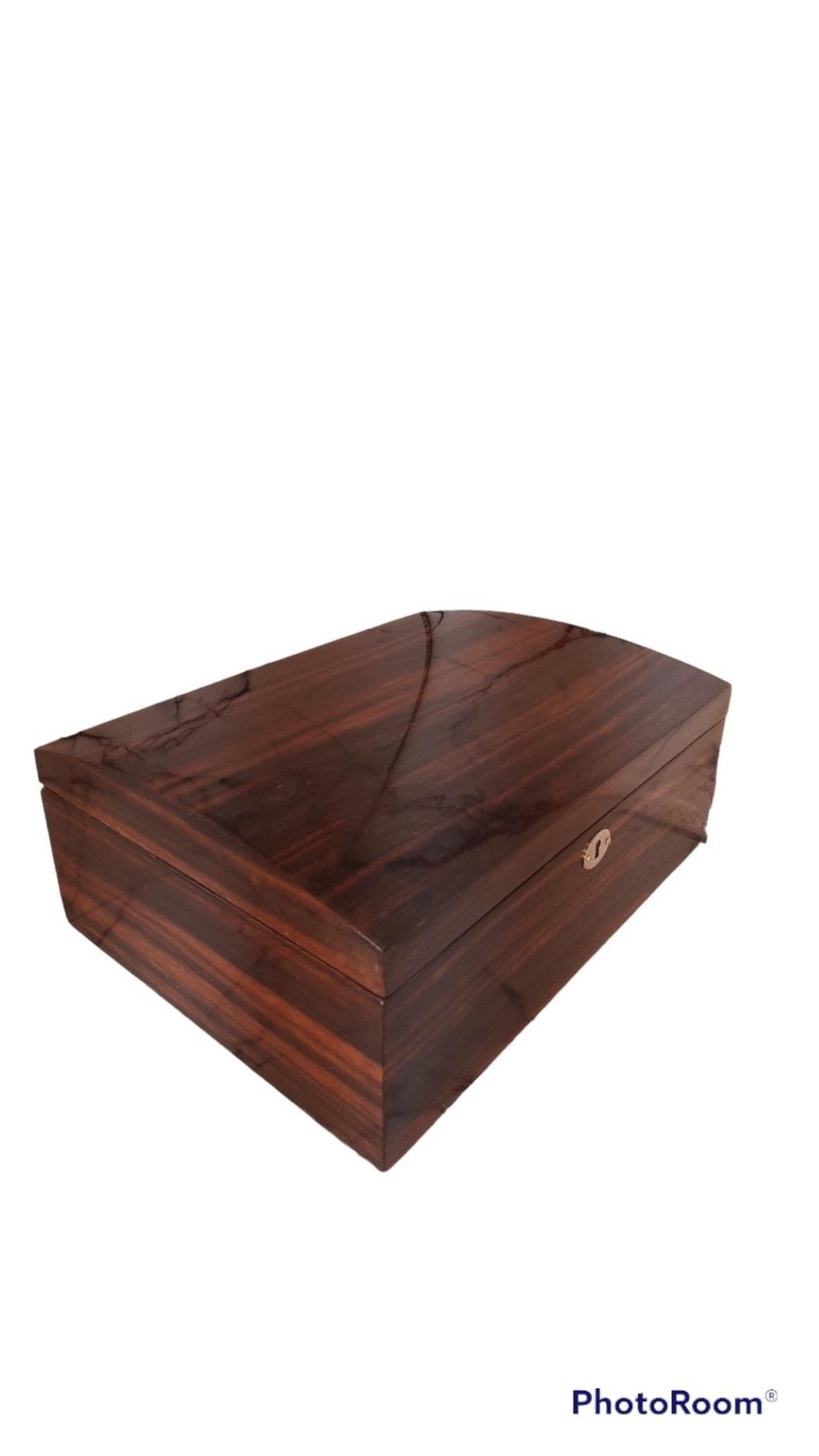 This watch box is made of exotic ebony veneer and nubuck fabric inside.
Large watch box at 6 o'clock. Its solid wood watch case.
This would be the perfect gift for Valentine's Day. luxury watch organizer,

You can buy this clock storage for