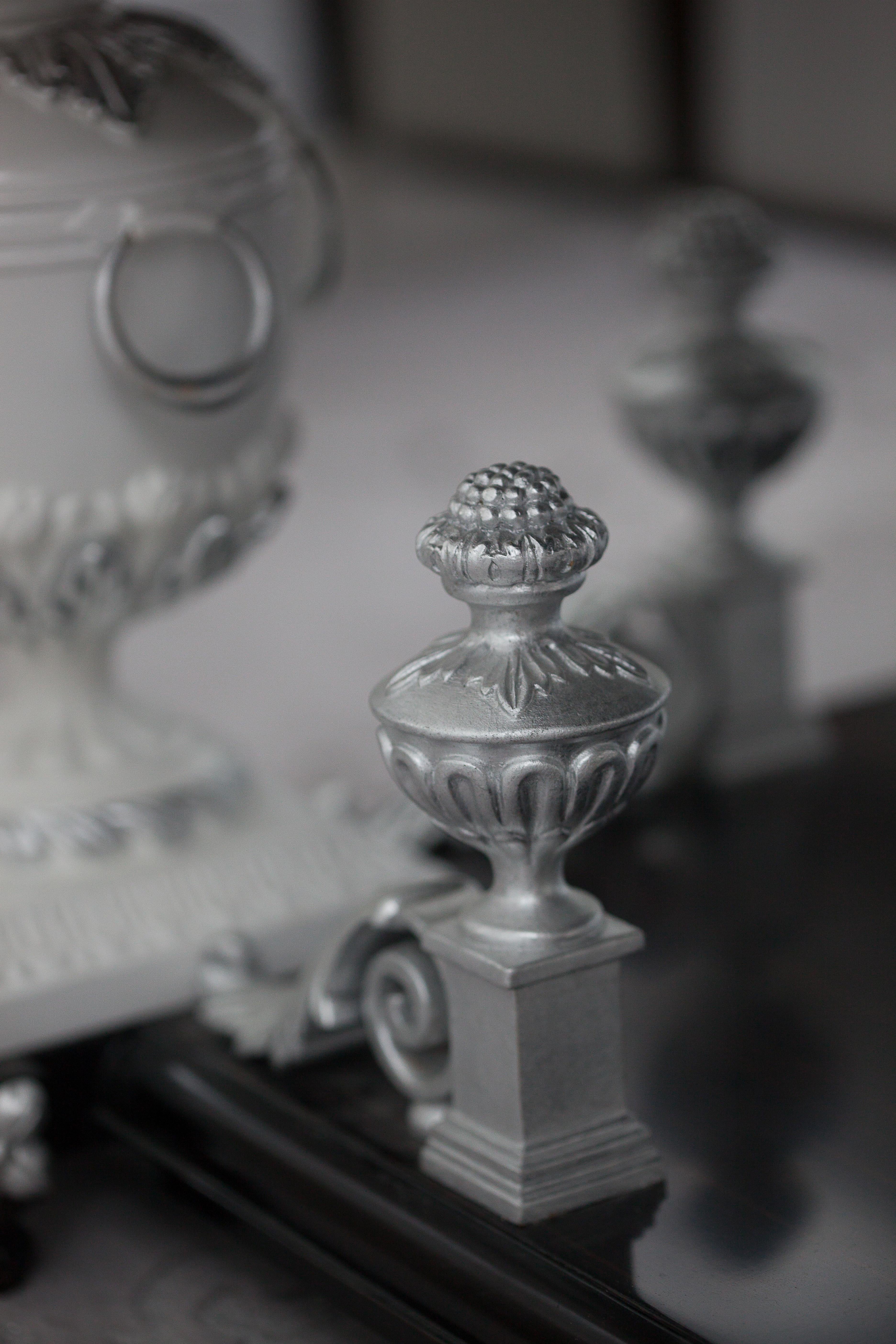 Table basse en bois d'ébène avec éléments sculptés peints en blanc, style néoclassique en vente 5