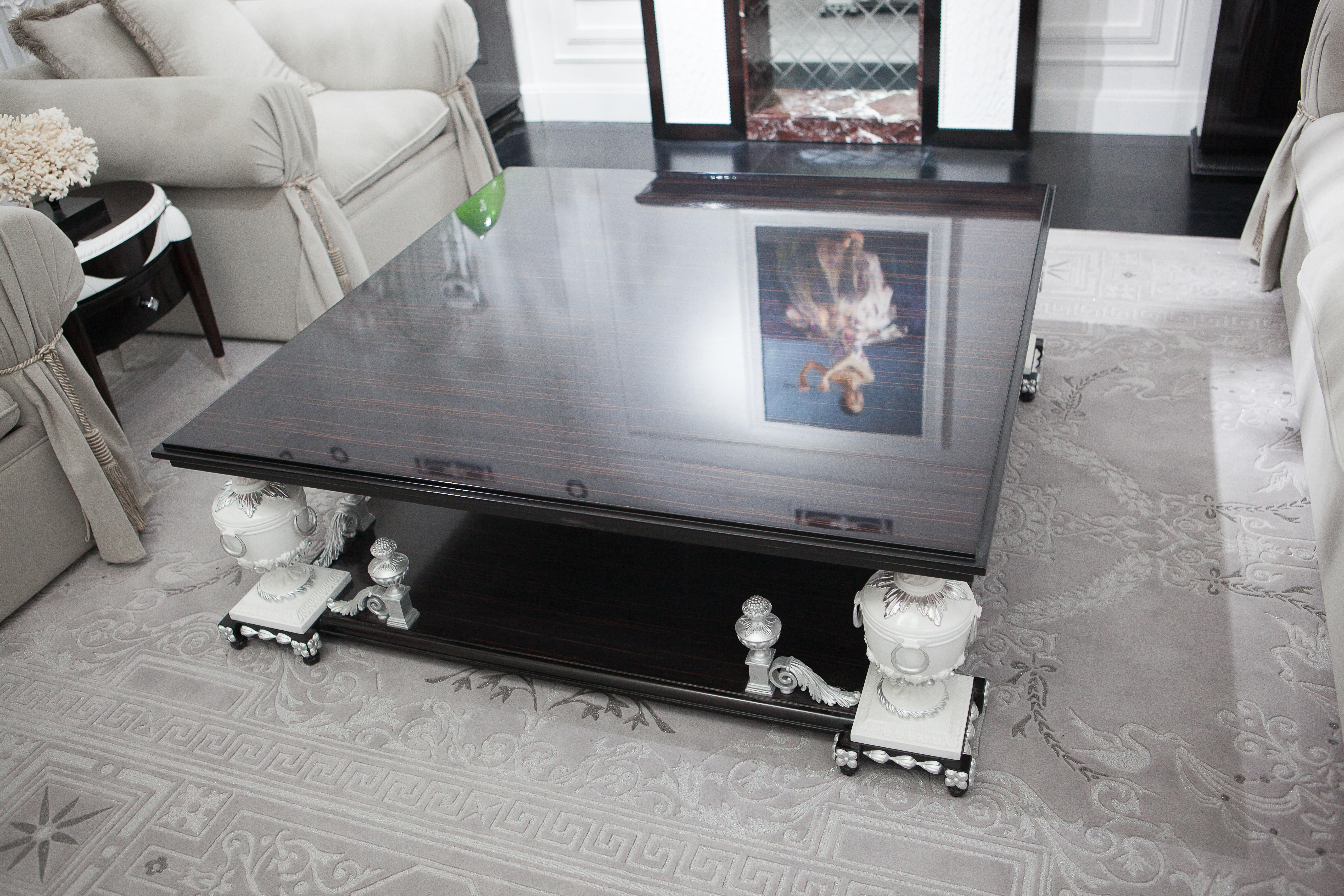 Table basse en bois d'ébène avec éléments sculptés peints en blanc, style néoclassique

Voici l'exquise grande table basse, fabriquée à la main en bois d'ébène avec des éléments sculptés en bois de tilleul. Cette magnifique pièce est peinte dans une