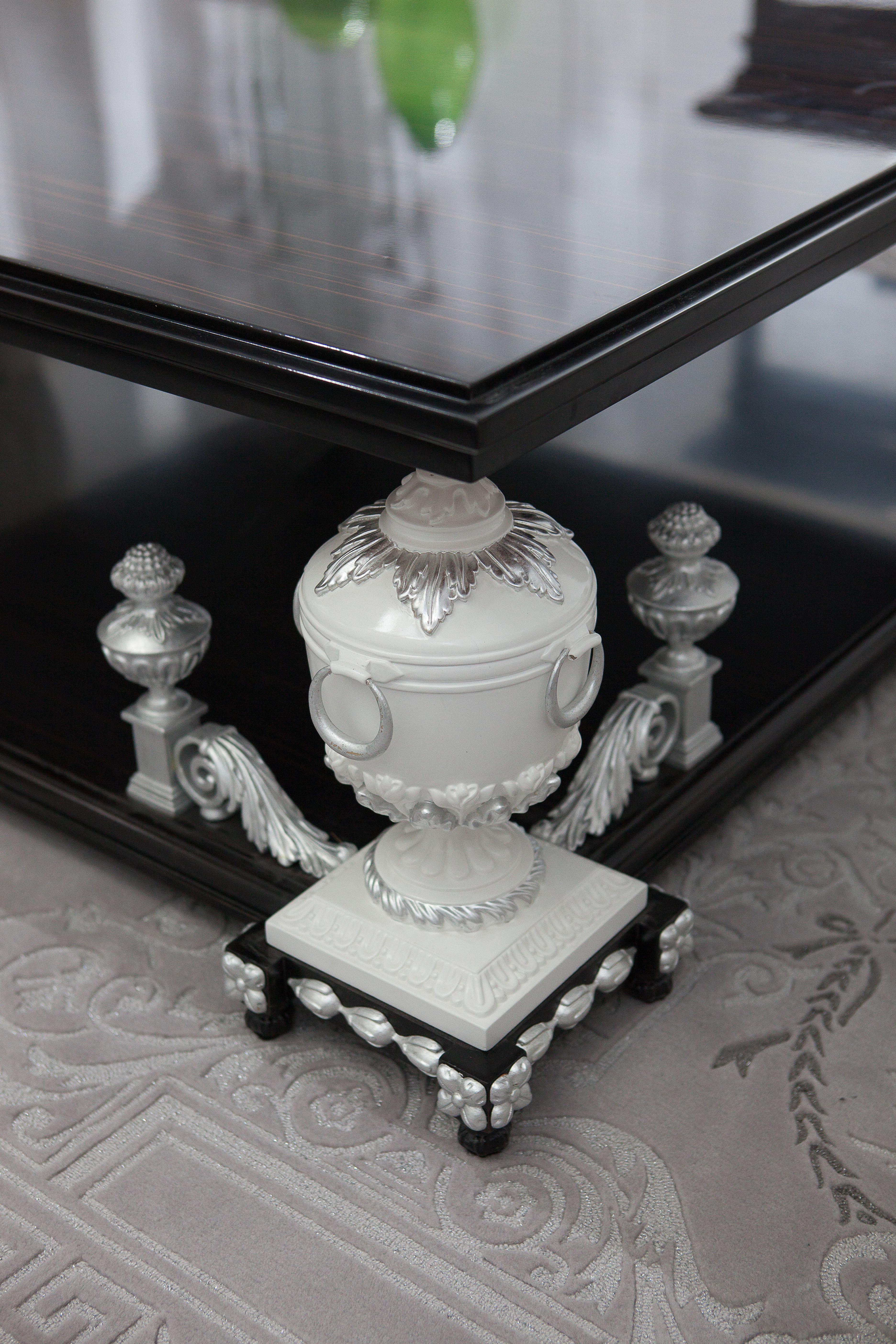 Néo-classique Table basse en bois d'ébène avec éléments sculptés peints en blanc, style néoclassique en vente