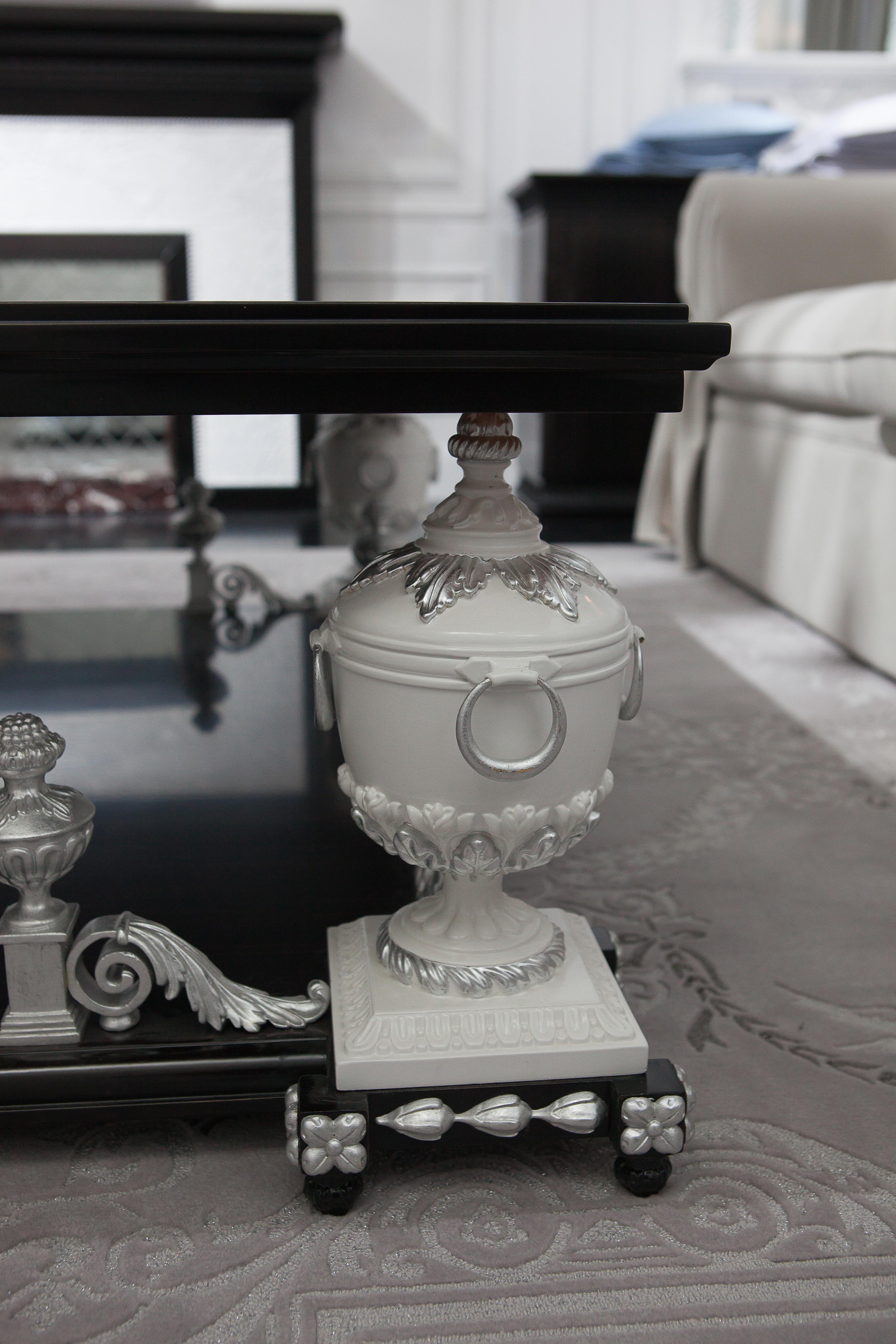 Hong Kong Table basse en bois d'ébène avec éléments sculptés peints en blanc, style néoclassique en vente
