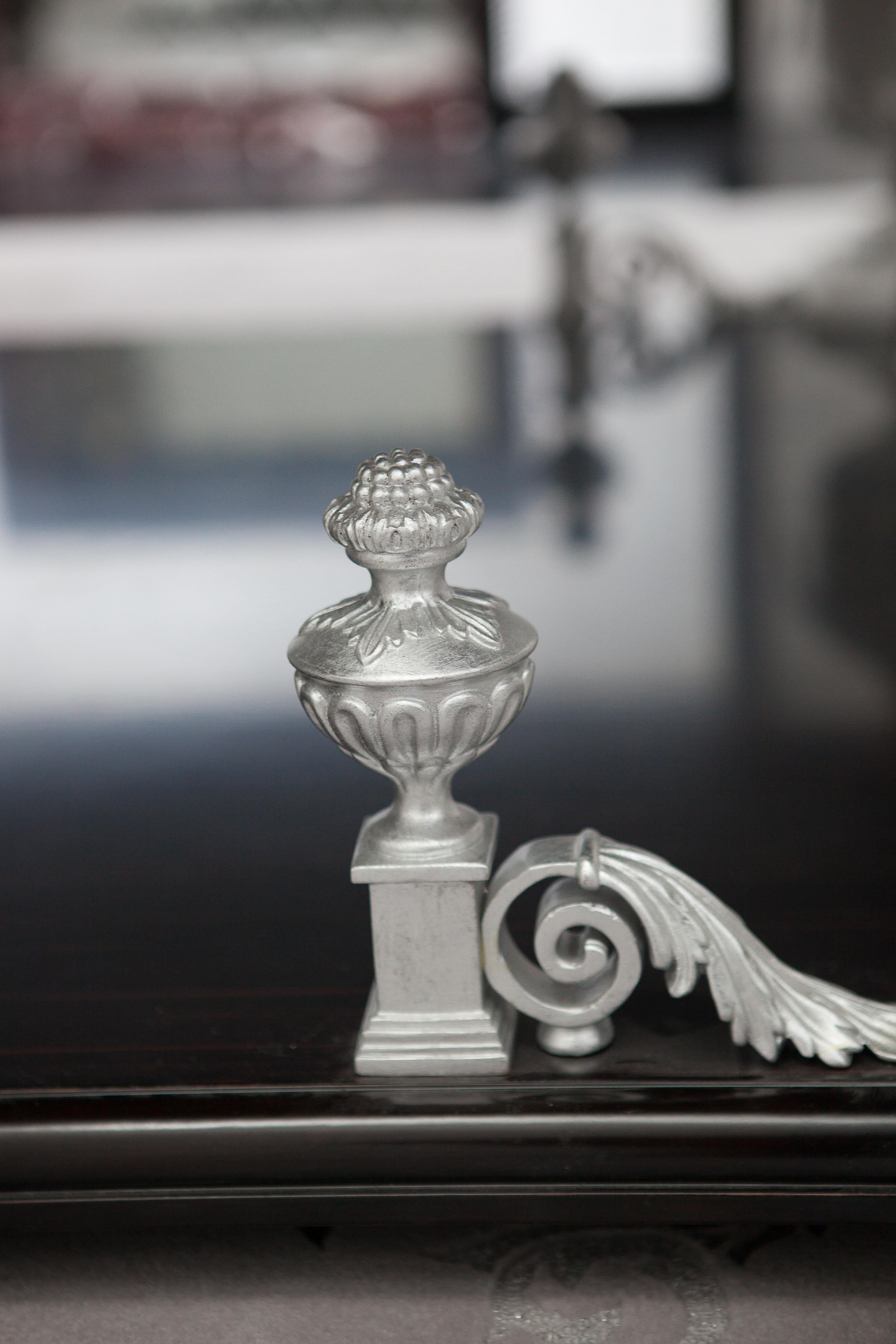 Sculpté à la main Table basse en bois d'ébène avec éléments sculptés peints en blanc, style néoclassique en vente