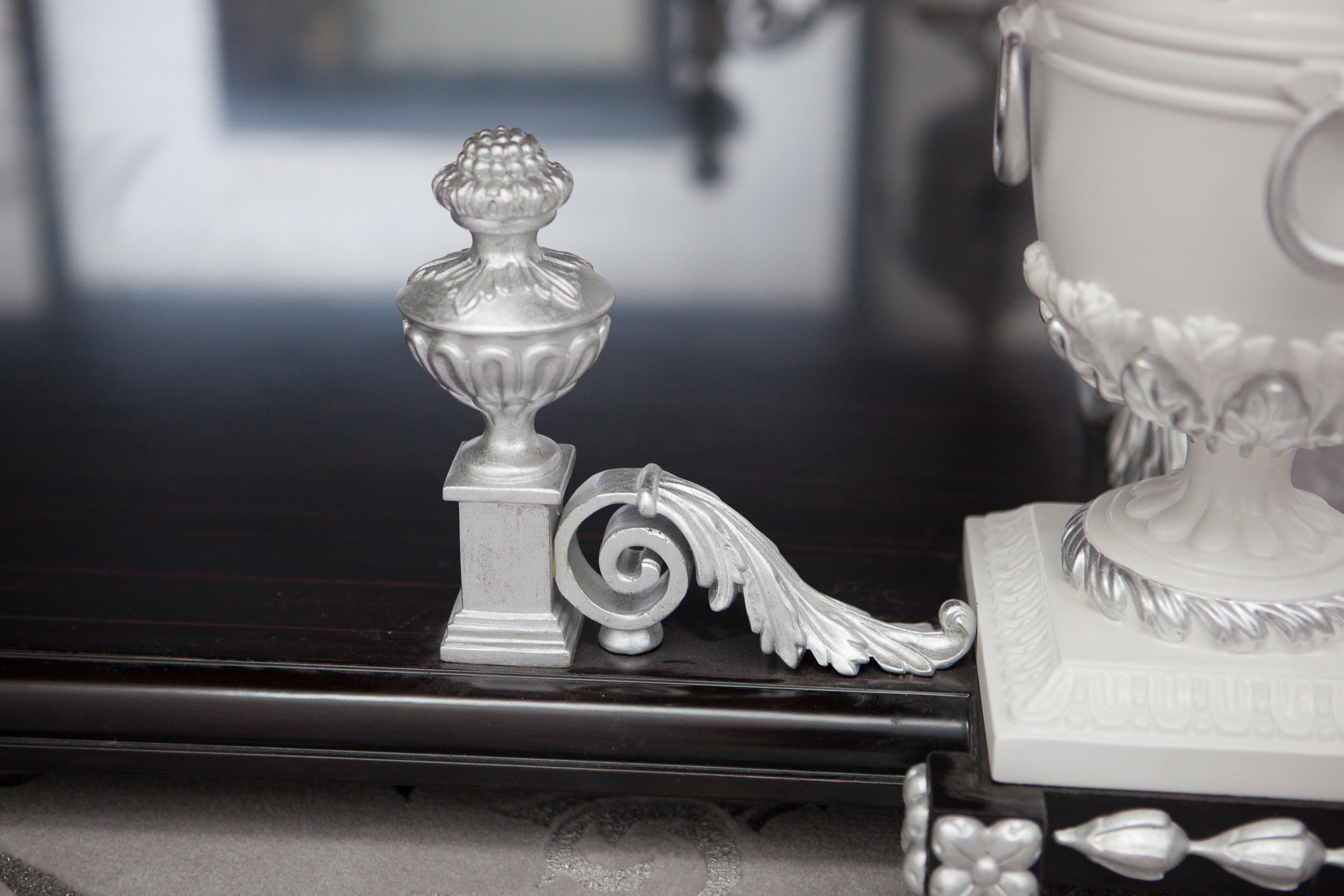 Table basse en bois d'ébène avec éléments sculptés peints en blanc, style néoclassique Neuf - En vente à Hong Kong, HK