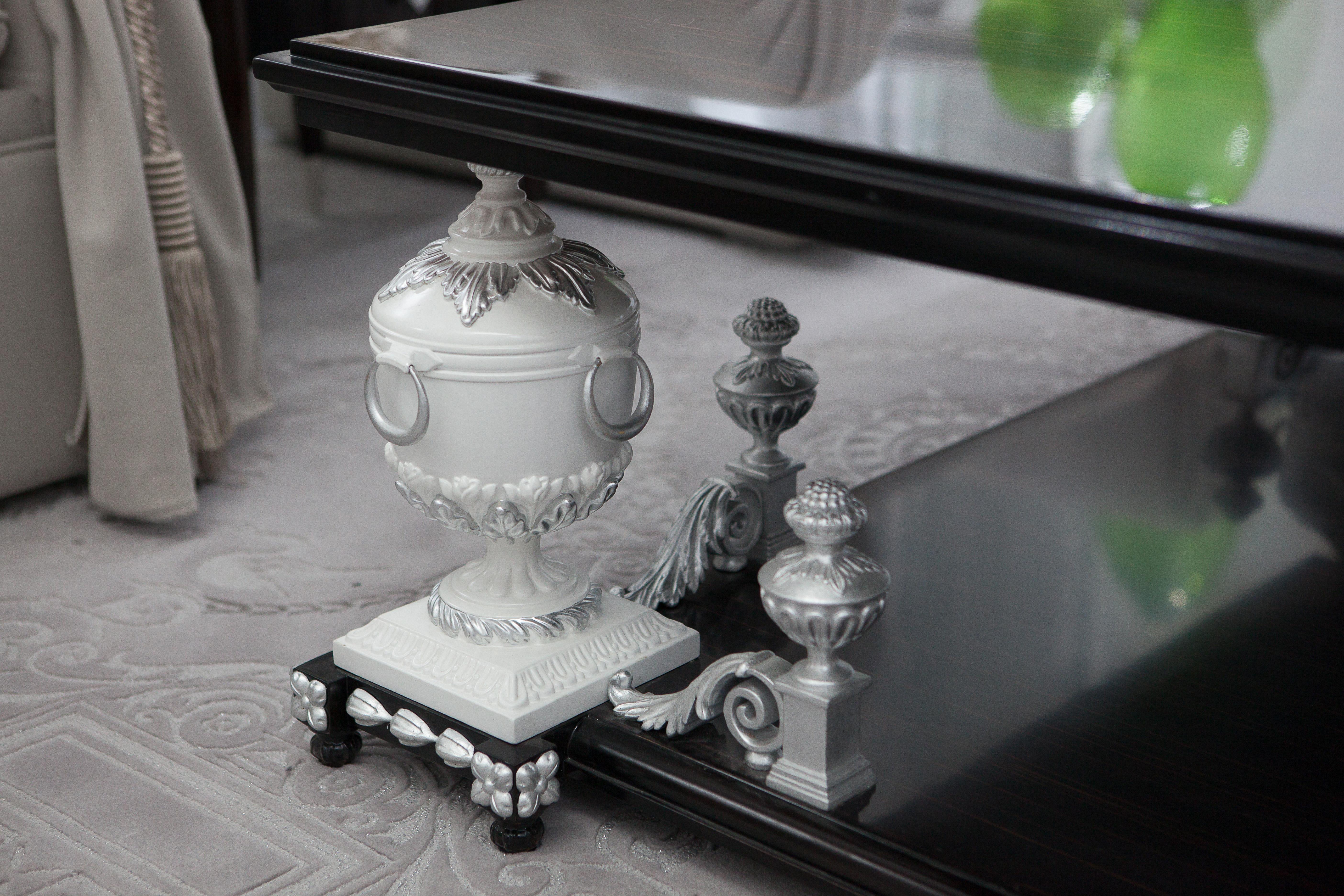 Plaqué argent Table basse en bois d'ébène avec éléments sculptés peints en blanc, style néoclassique en vente