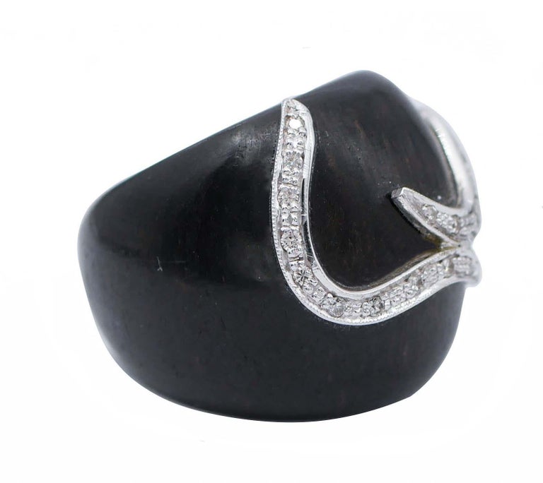 SHIPPING POLICY: 
No additional costs will be added to this order. 
Shipping costs will be totally covered by the seller (customs duties included).

Amazing band ring mounted with a band of ebony and,on it,structures in 14 kt white gold with