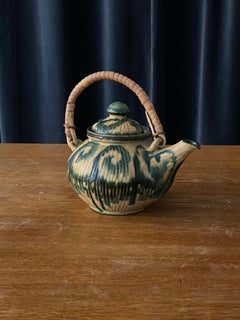 EBS Klint:: petite théière:: grès bleu/beige peint à la main:: rotin Danemark 1960s