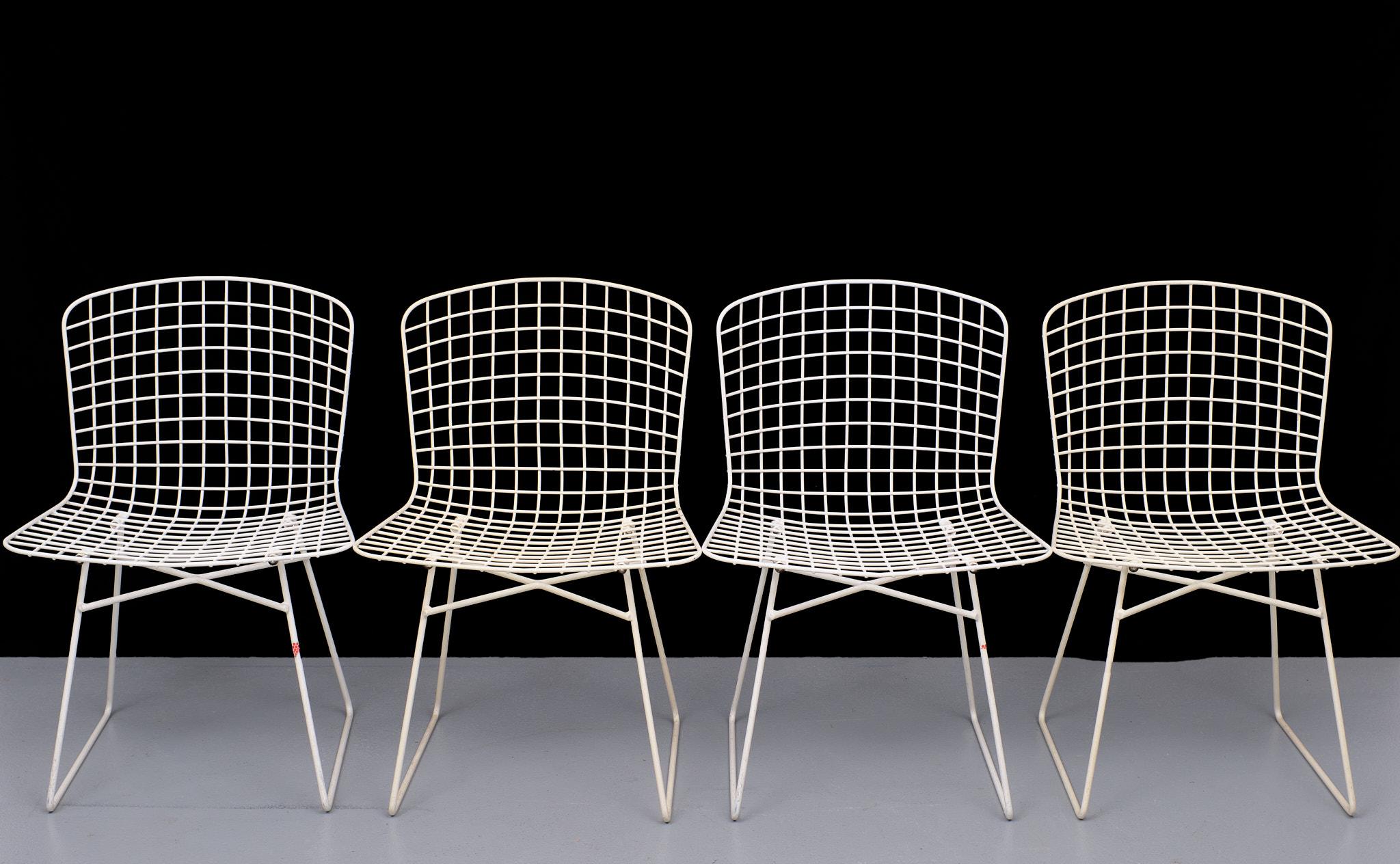 4 Steel Wire dining chairs. White color. Signed Emu made in Italy 1970s 
Very muts in the style Harry Bertoia indestructible. very good condition.

