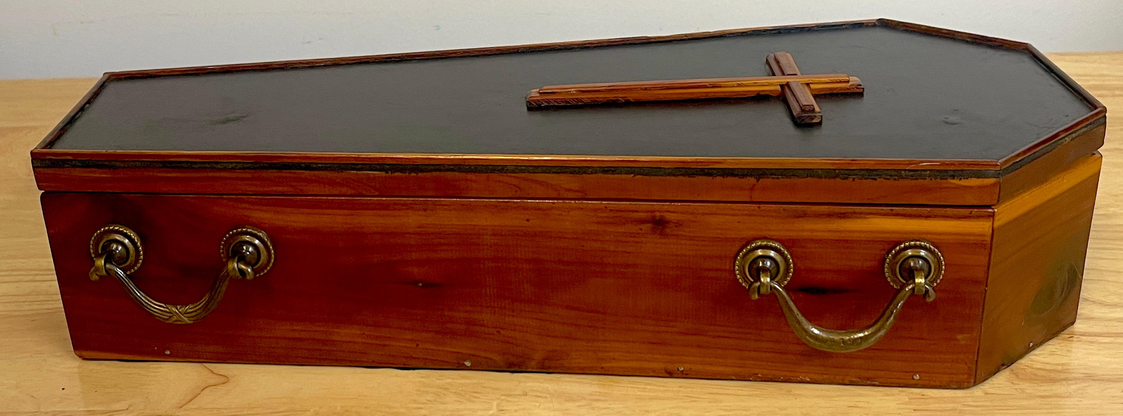 A. Brown & Co. Bara campione di un venditore, circa 1900

Una rara A. Brown & Co. La bara campione del venditore risalente al 1900 circa è un pezzo unico e intrigante di storia americana. Con una larghezza di 17,75 pollici, una profondità di 7