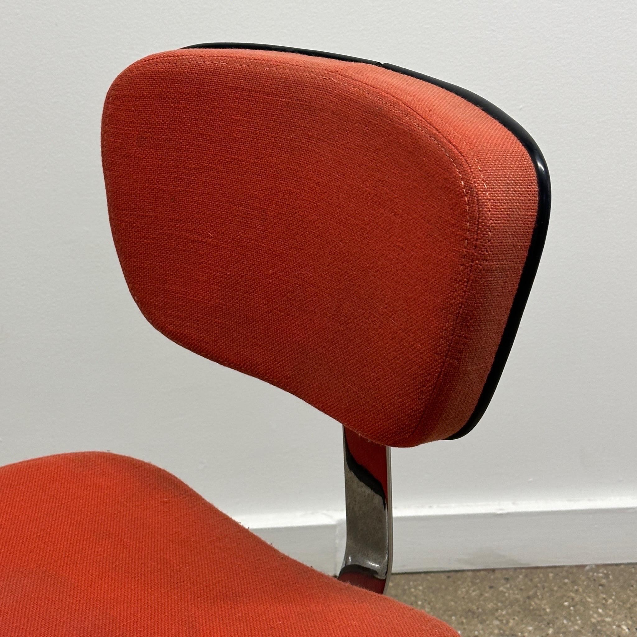EC228 Sekretärsstuhl von Charles and Ray Eames für Herman Miller (Moderne der Mitte des Jahrhunderts) im Angebot