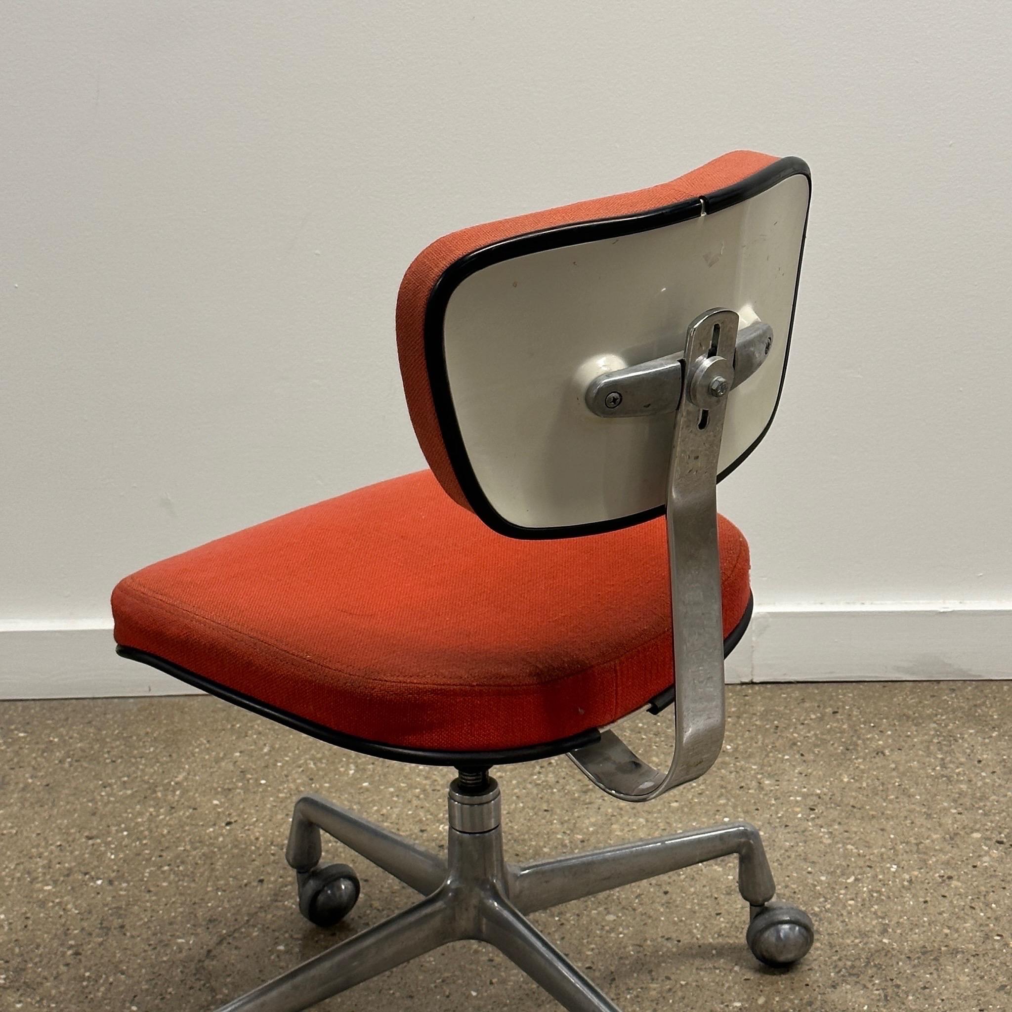 EC228 Sekretärsstuhl von Charles and Ray Eames für Herman Miller im Zustand „Gut“ im Angebot in Chicago, IL
