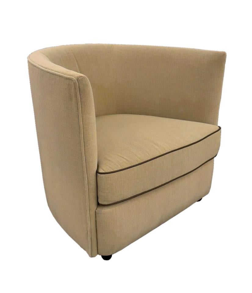 Entièrement rembourrée, la forme structurée de la chaise est adoucie par ses coussins moelleux et son assise profonde, ce qui la rend idéale pour se prélasser ou s'asseoir. L'accent mis par Ecart sur l'artisanat et la matérialité est évident