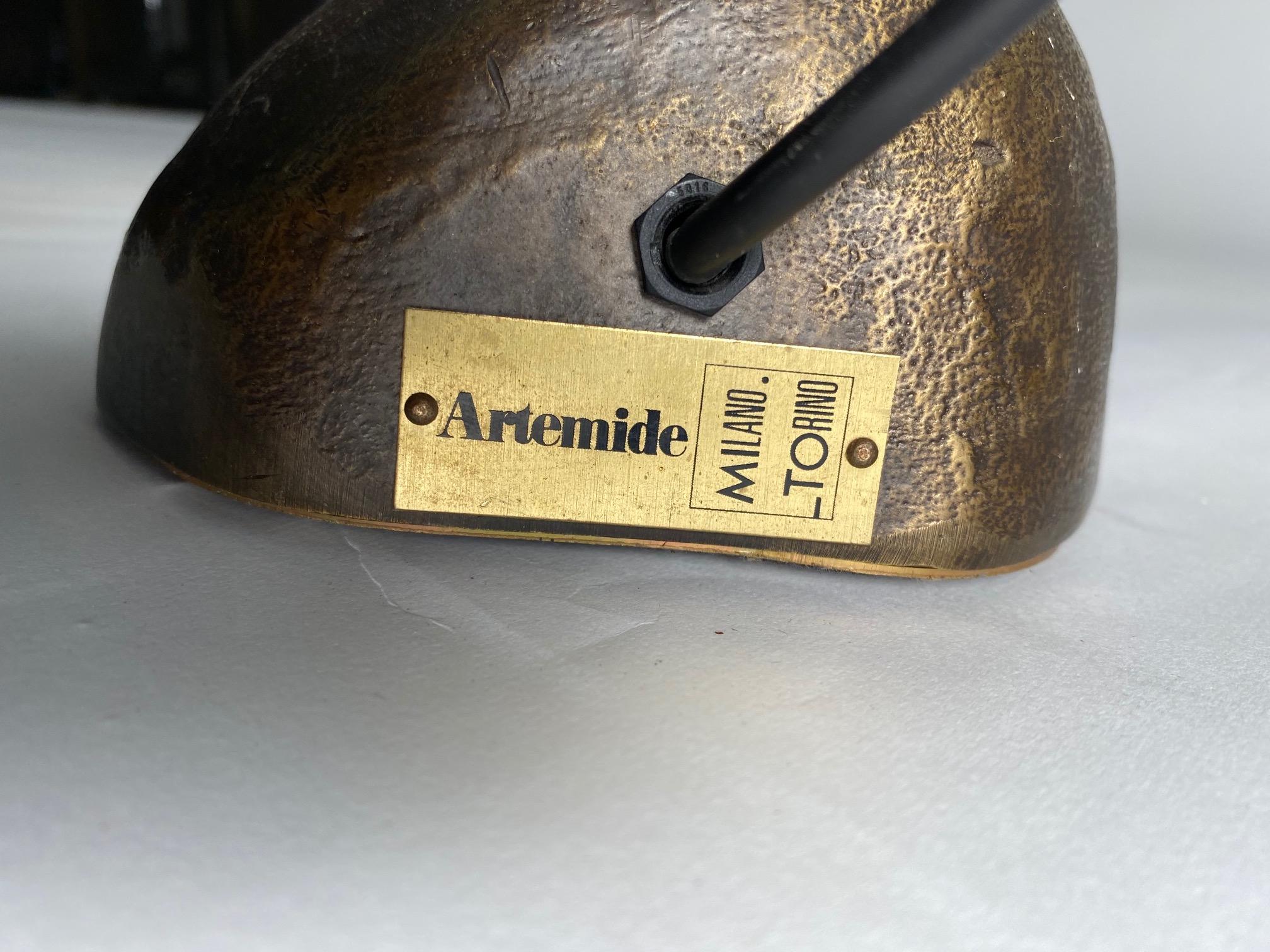 Tischlampe „Ecate“ von Toni Cordero für Artemide, Italien (Messing) im Angebot