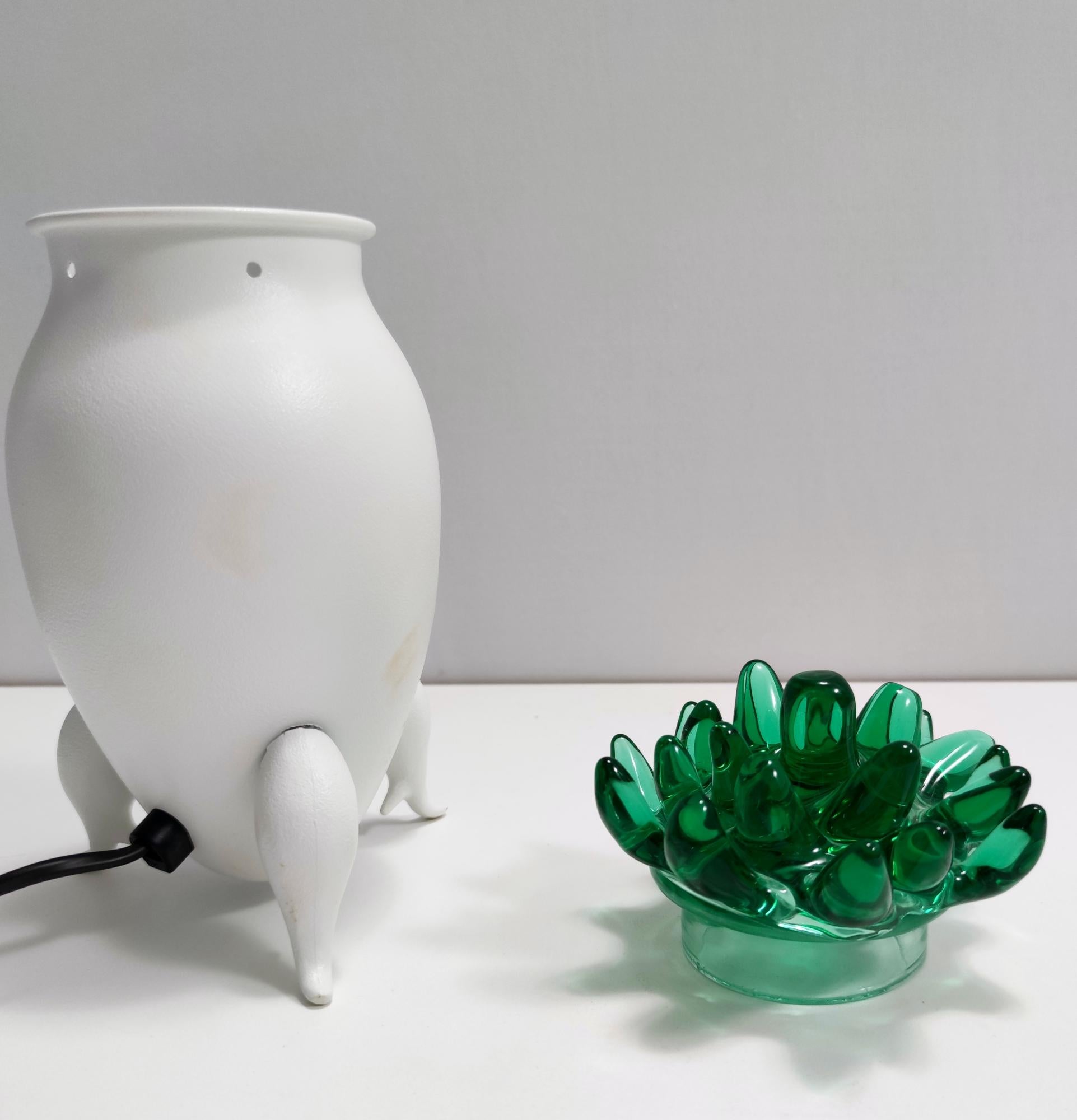 Late 20th Century Eccentric Postmodern Green Murano Glass and White Aluminum Table Lamp, Italy For Sale