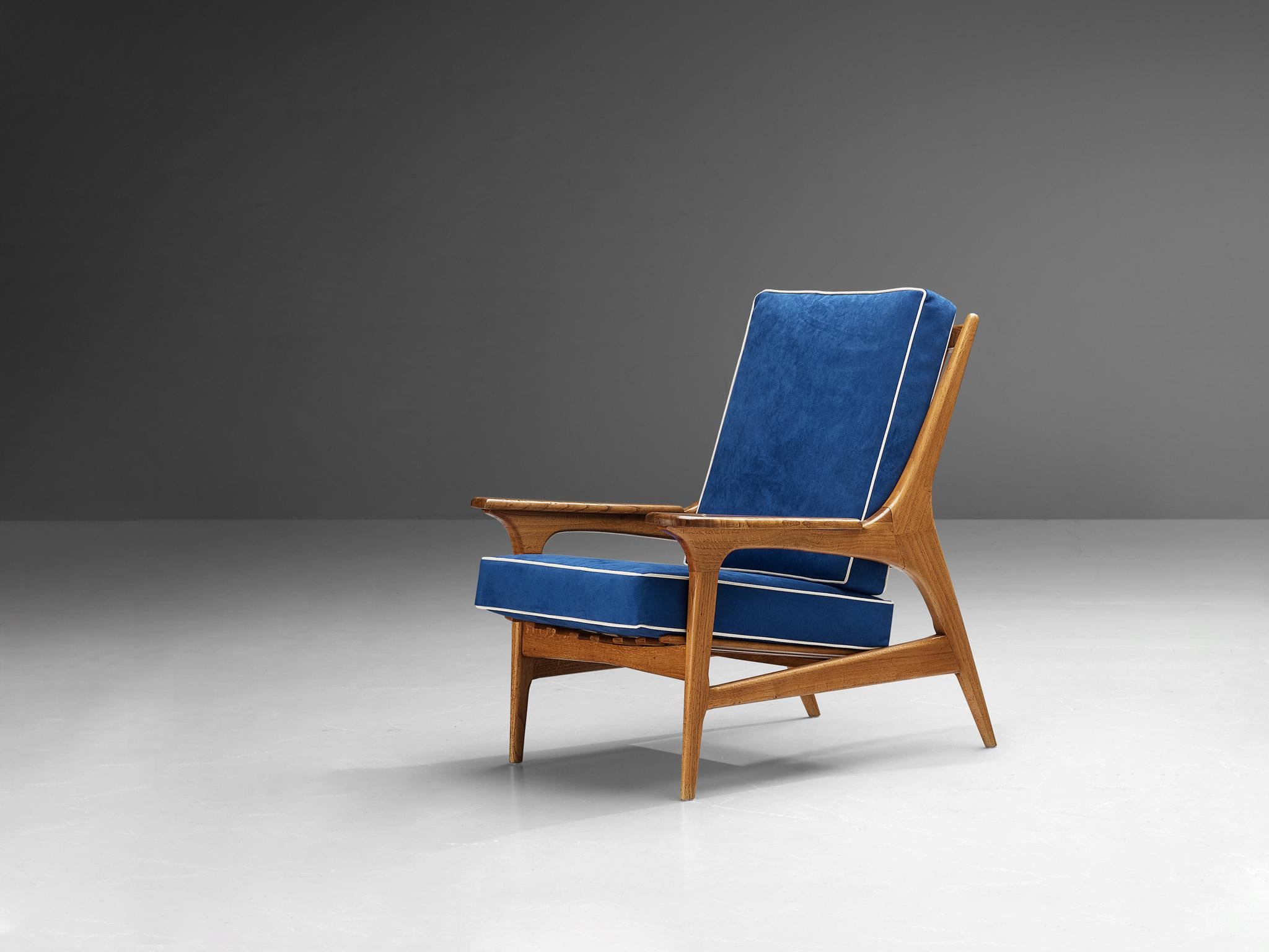 Chaise longue, chêne, alcantara, Italie, années 1960

Cette chaise de salon saisissante est dotée d'un revêtement en alcantara bleu de mer qui attire le regard et donne à la pièce une touche vibrante et vivante. La couleur bleue s'harmonise