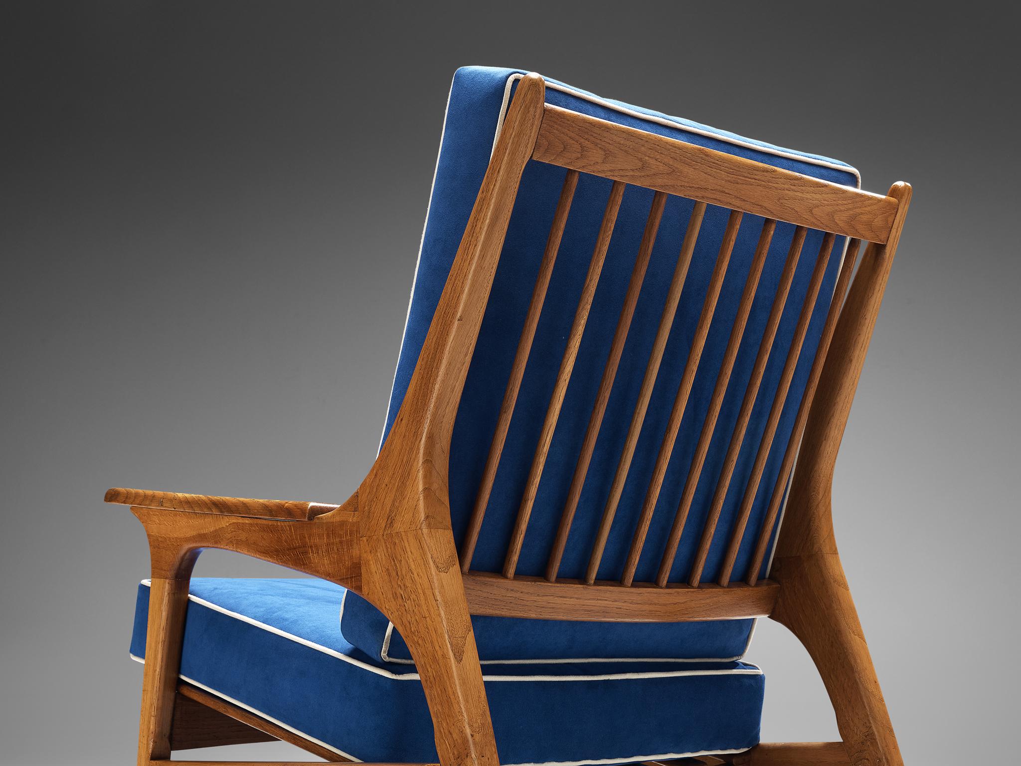 Mid-Century Modern Chaise longue italienne excentrique en chêne et tapisserie bleue en vente
