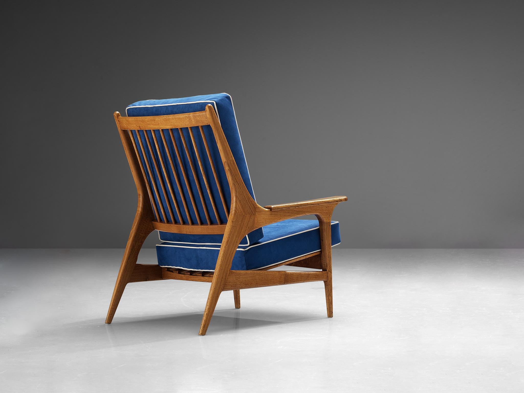 Chaise longue italienne excentrique en chêne et tapisserie bleue Bon état - En vente à Waalwijk, NL