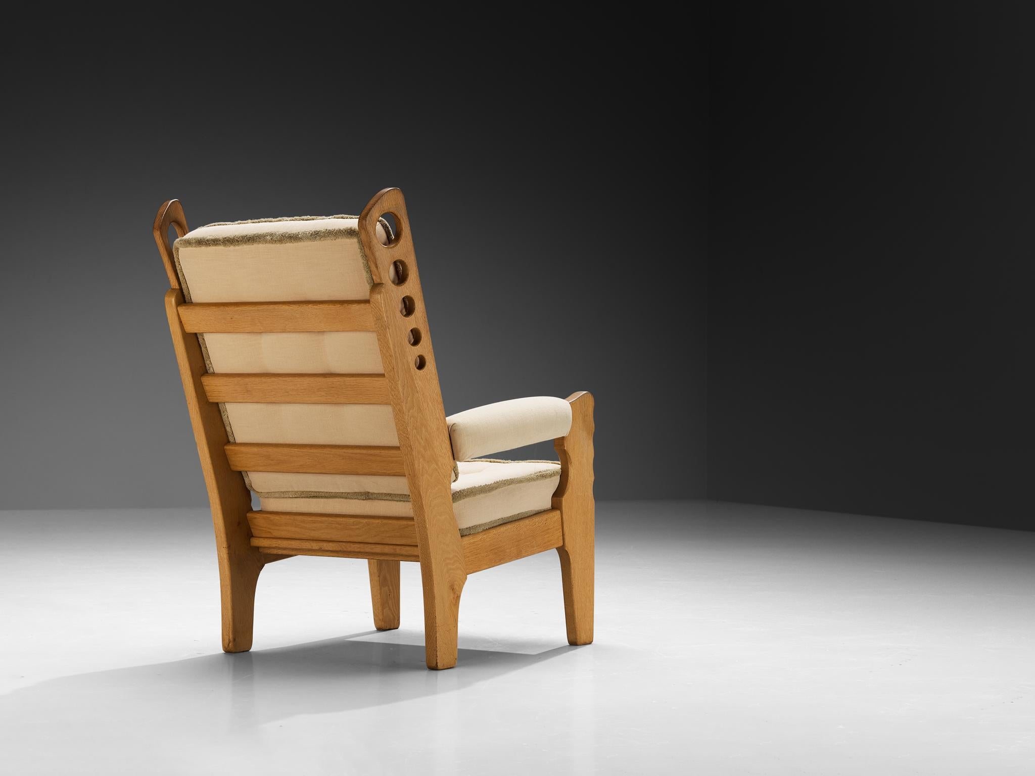 Loungesessel, Eiche massiv, Stoff, Europa, 1960er Jahre

Dieser elegante und zugleich exzentrische Loungesessel, der in den 1960er Jahren in Europa hergestellt wurde, verkörpert Flair und Komfort zugleich. Sein unverwechselbares Design zeigt eine