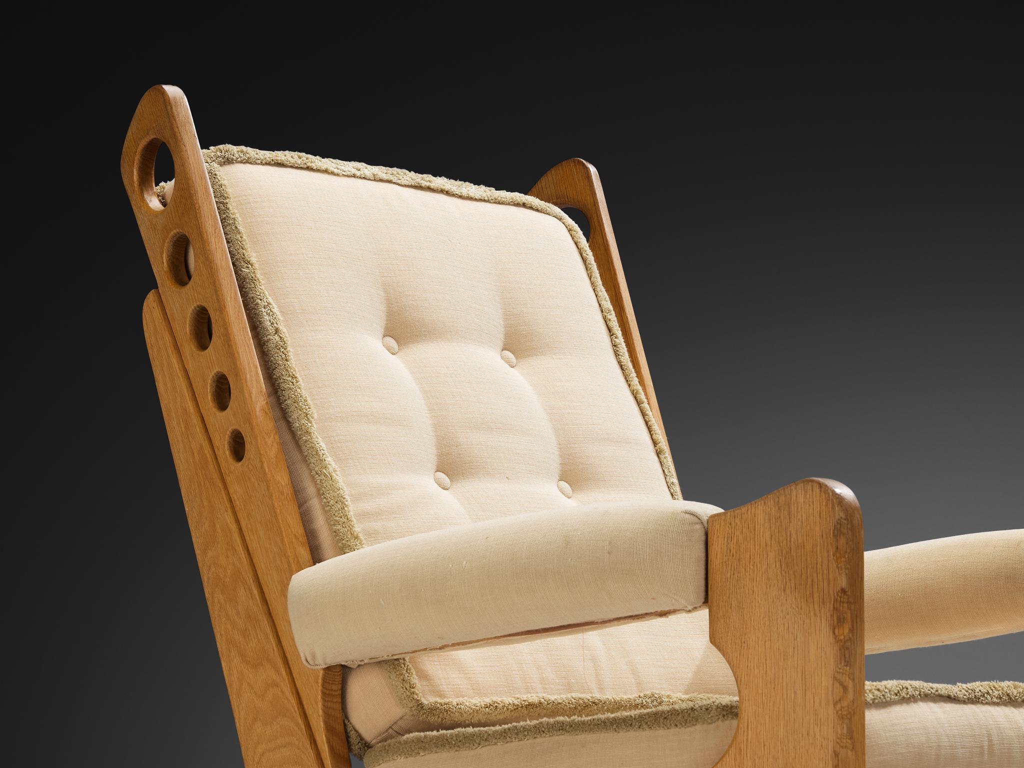Eccentric Loungesessel mit dekorativen Schnitzereien aus Eiche und beigefarbener Polsterung (Moderne der Mitte des Jahrhunderts) im Angebot