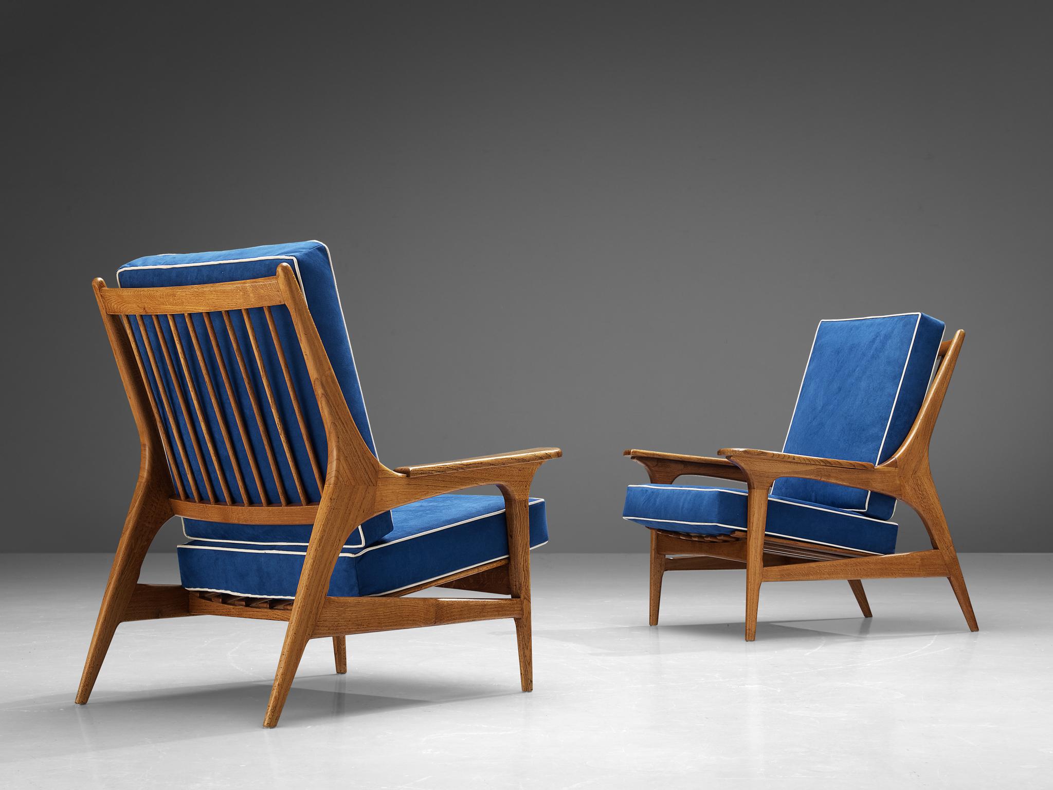 Pair of lounge chairs, oak, alcantara, Italy, 1960s

This striking pair of lounge chairs comes with an eye-catching sea blue alcantara upholstery, giving the room a vibrant and lively touch. The blue color perfectly matches the wood and emphasizes