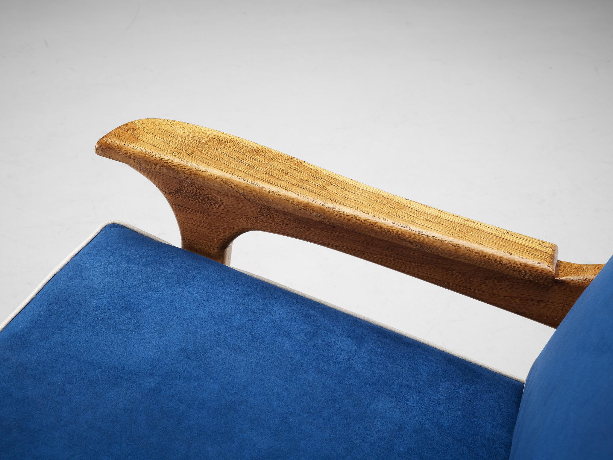 Eccentrica coppia di sedie da salotto italiane in Oak e tappezzeria blu in vendita 3