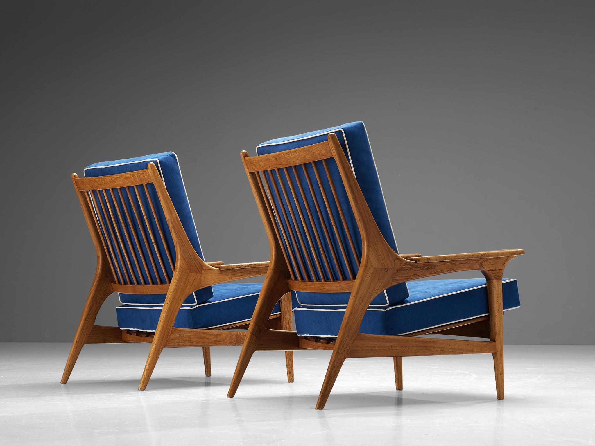 Ultrasuede Paire excentrique de chaises longues italiennes en chêne et tapisserie bleue  en vente