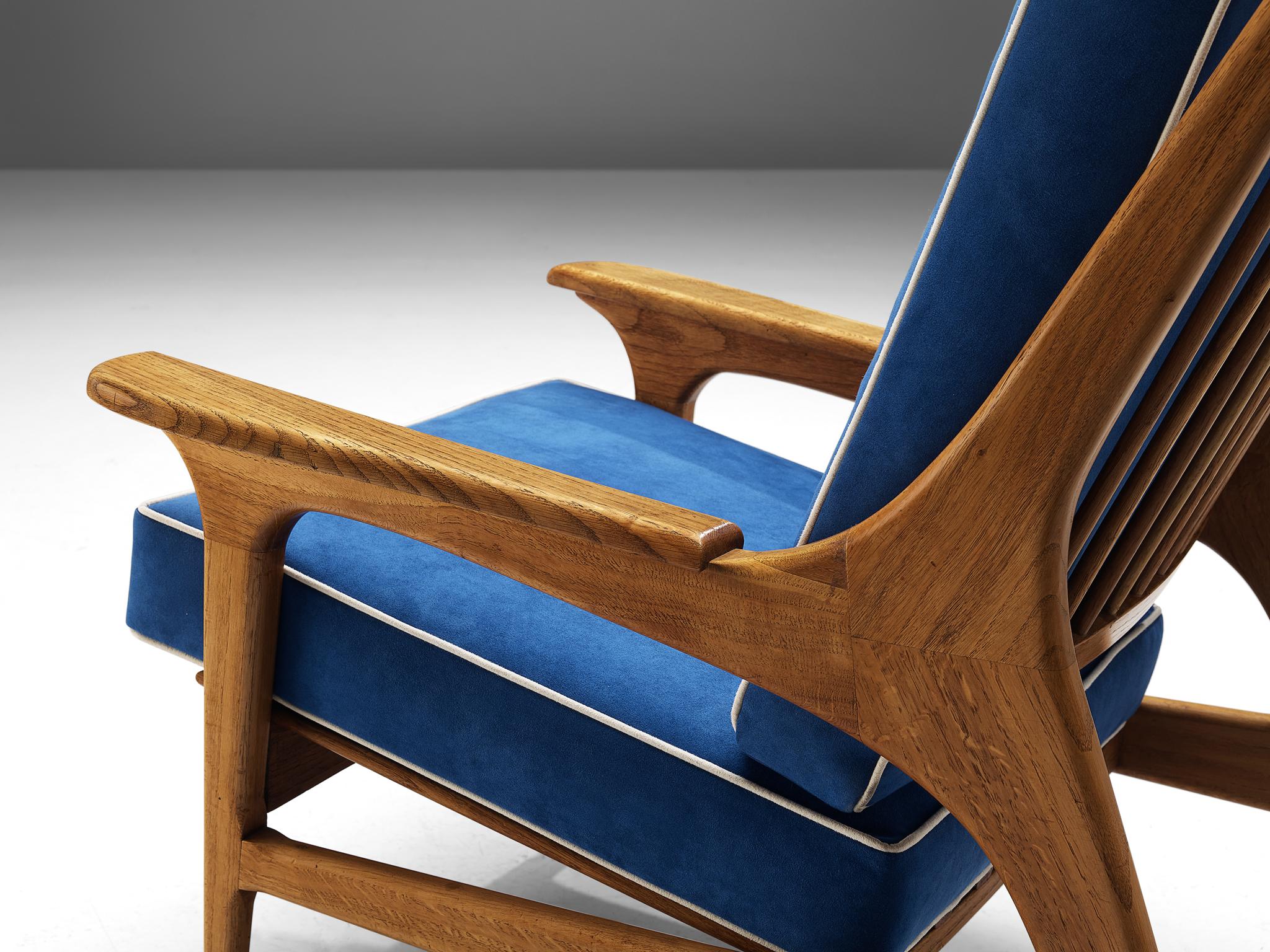 Paire excentrique de chaises longues italiennes en chêne et tapisserie bleue  en vente 1