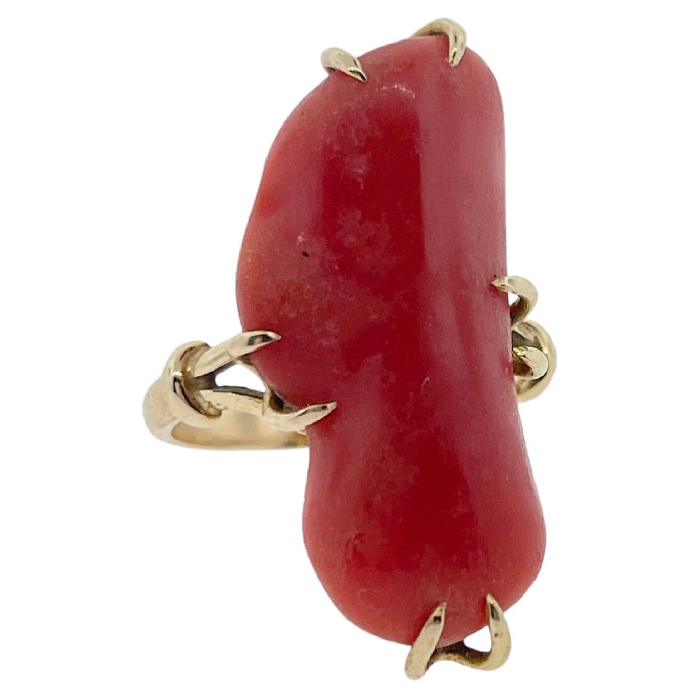 Bague excentrique en or jaune et corail rose