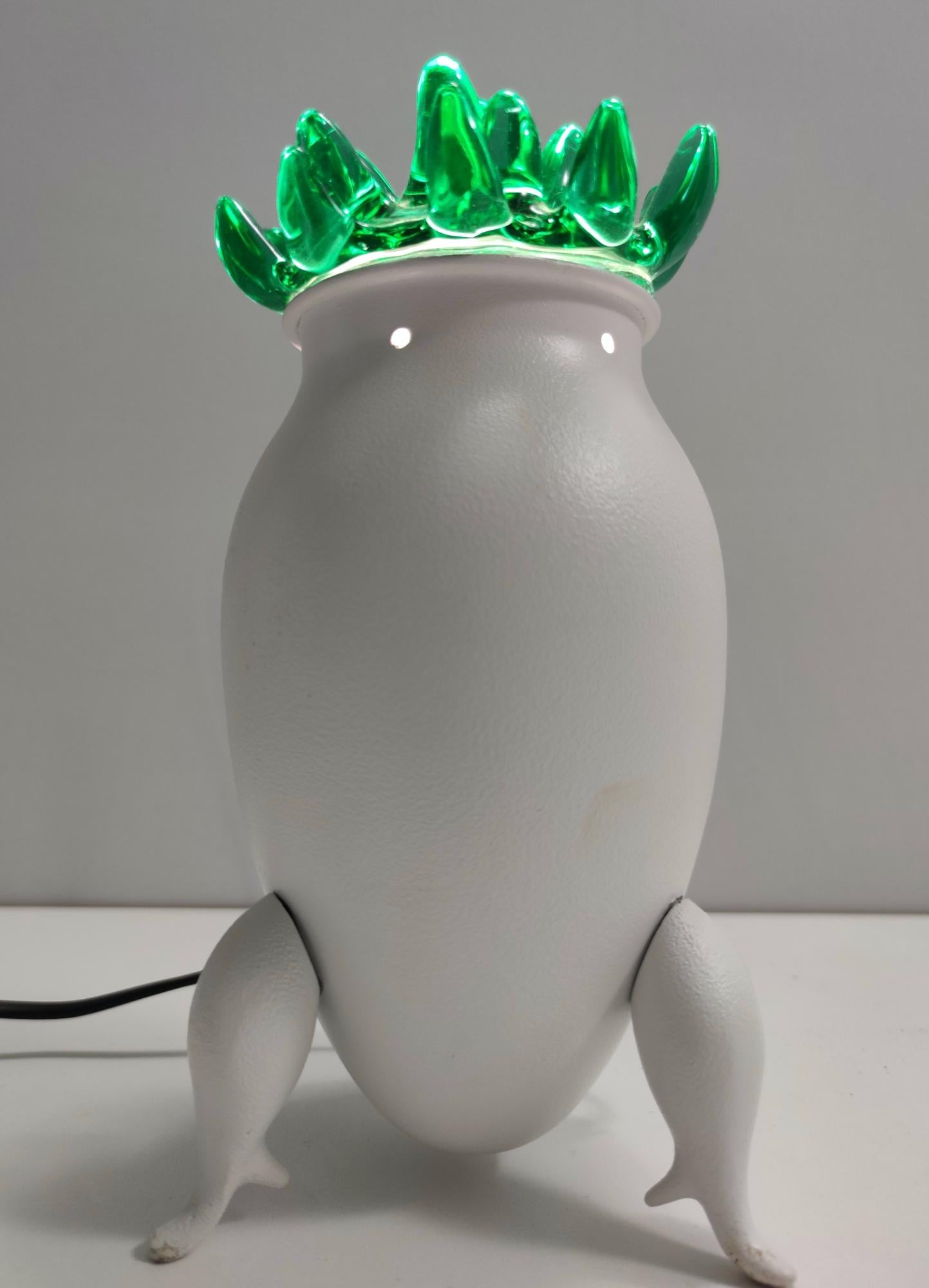 italien Excentrique lampe de bureau postmoderne en verre de Murano vert et aluminium blanc, Italie en vente