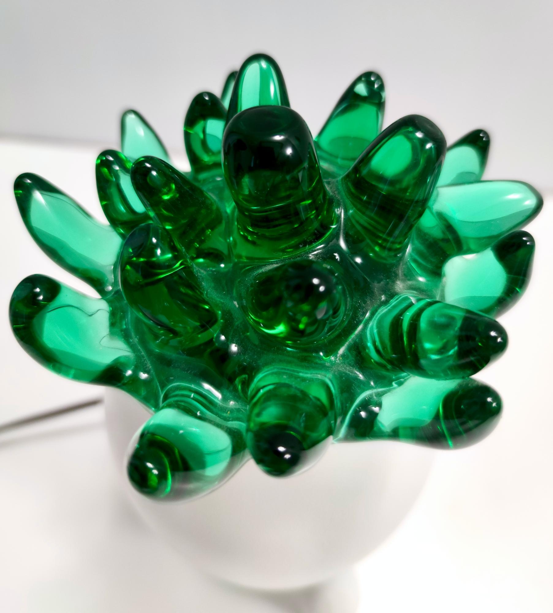 Excentrique lampe de bureau postmoderne en verre de Murano vert et aluminium blanc, Italie en vente 1