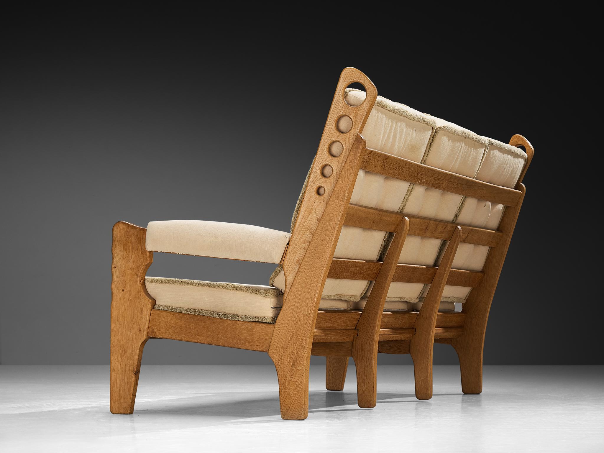 Fabrice, rovere massiccio, tessuto, Europa, anni '60

Questo divano elegante ed eccentrico, realizzato in Europa negli anni '60, incarna sia l'estro che il comfort. Il suo design distintivo presenta una silhouette unica e scultorea, che gli