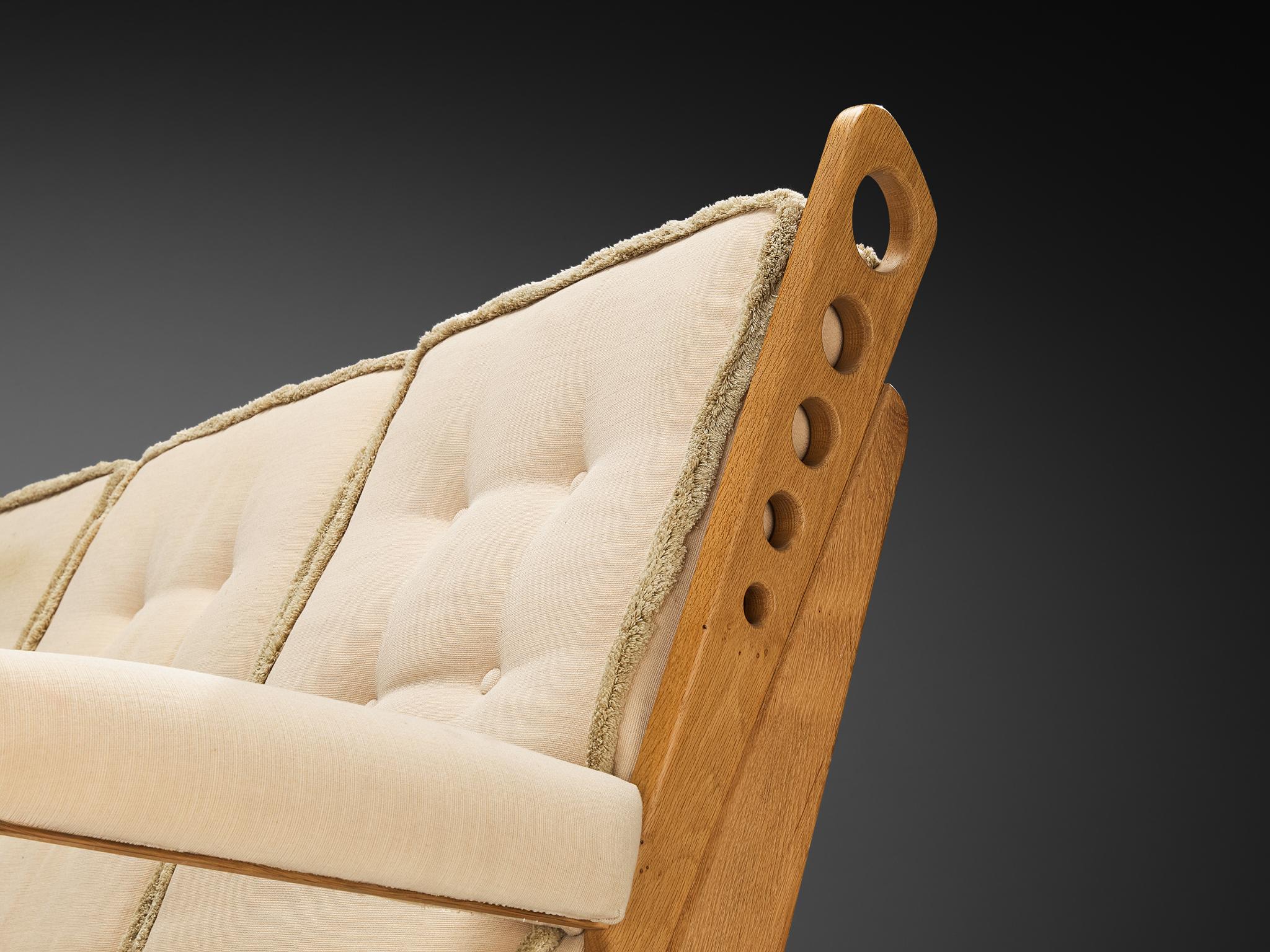 Europeo Divano eccentrico con intagli geometrici in rovere massiccio e tessuto beige chiaro in vendita