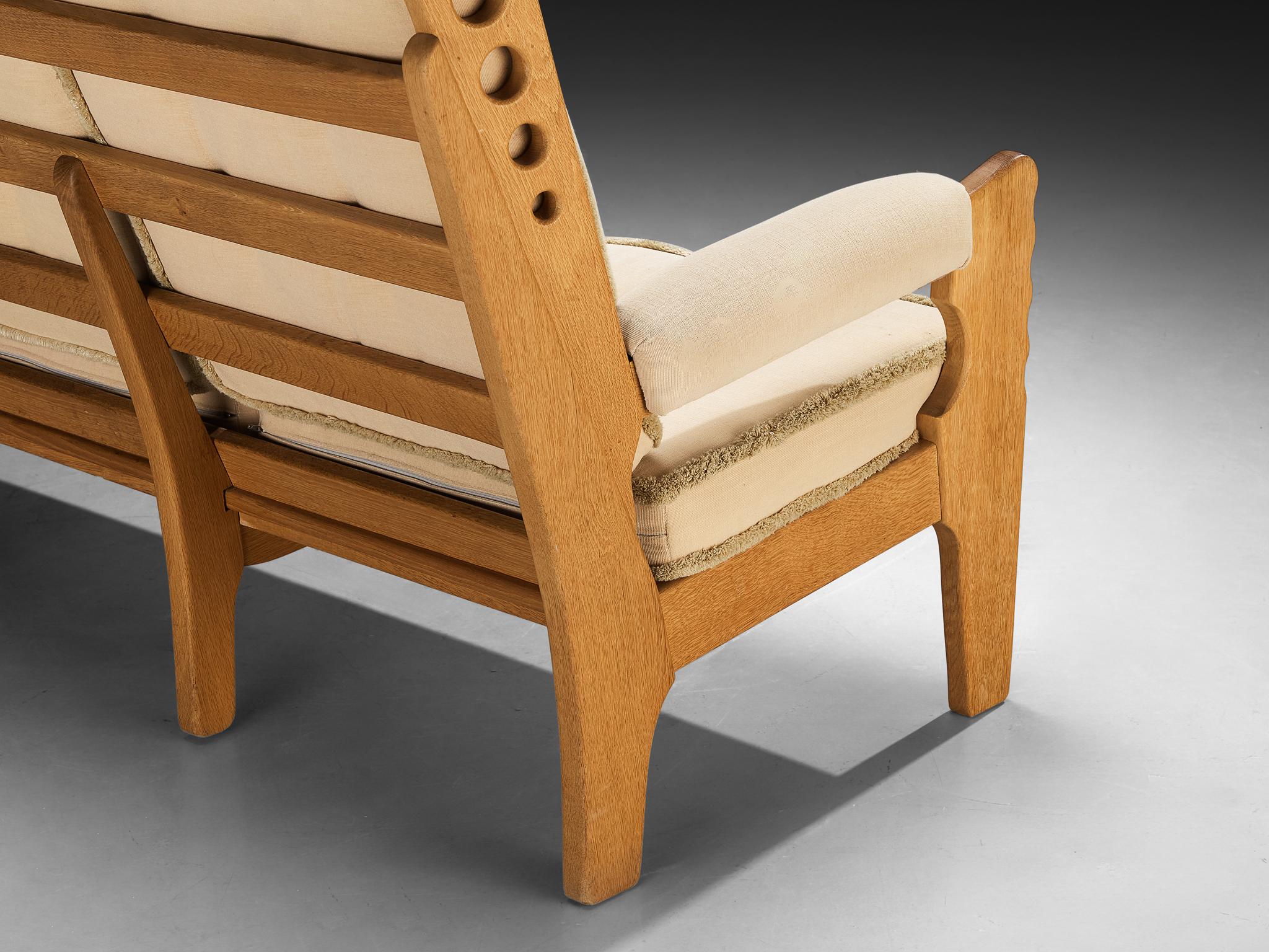Divano eccentrico con intagli geometrici in rovere massiccio e tessuto beige chiaro in vendita 1