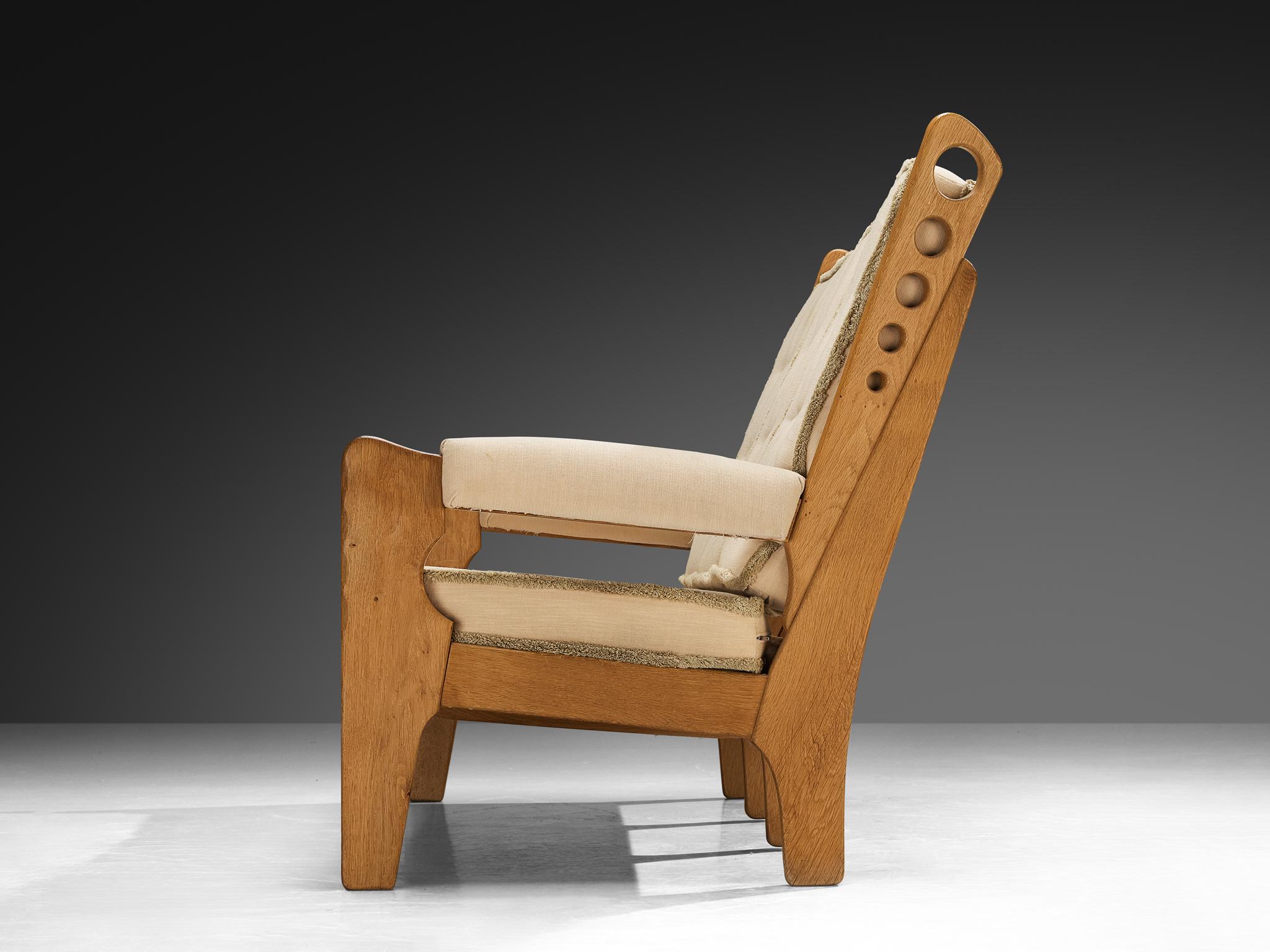 Divano eccentrico con intagli geometrici in rovere massiccio e tessuto beige chiaro in vendita 2