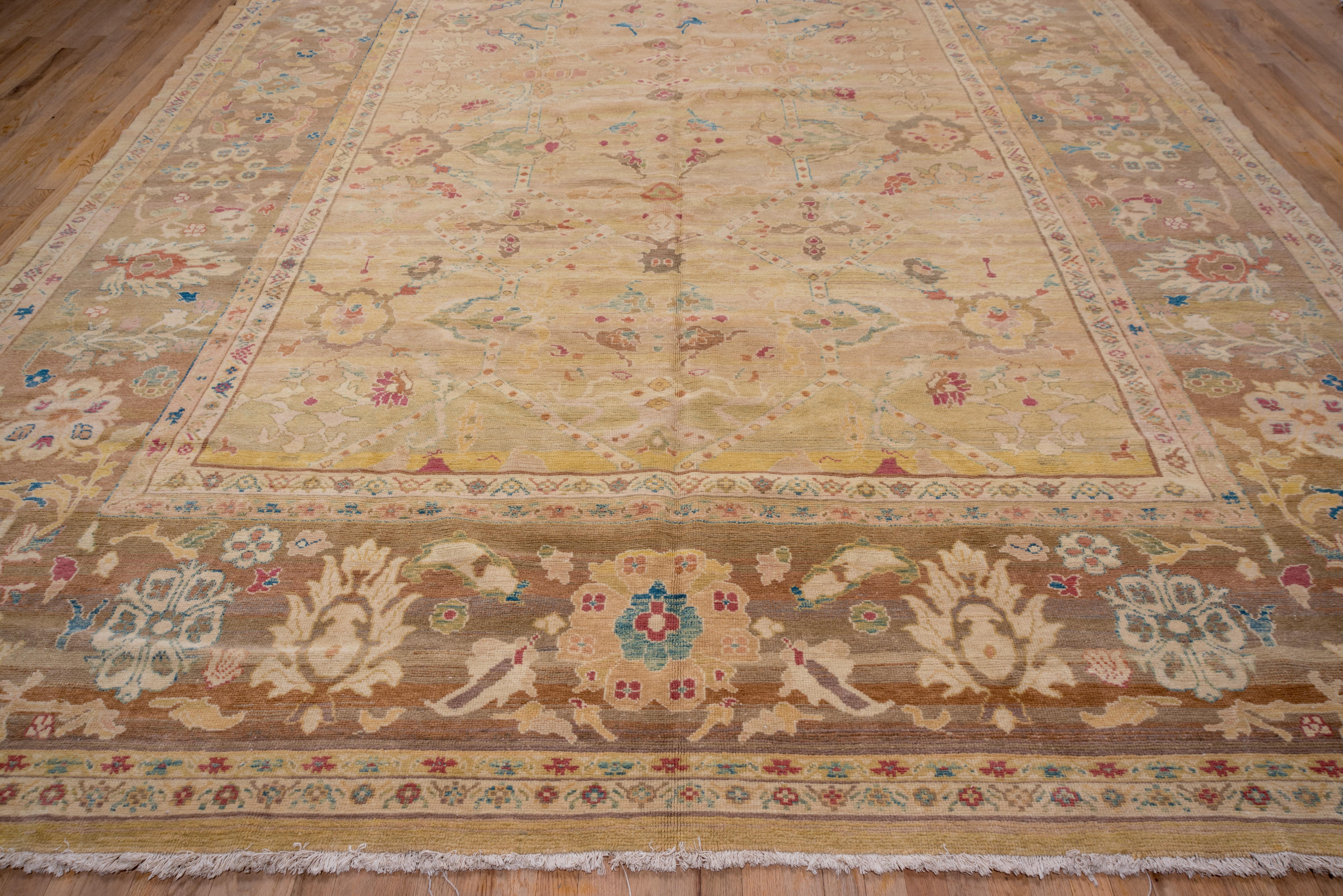 Su un campo beige, un grande motivo all-over si sviluppa da due colonne di losanghe aperte e segmenti di pali verticali. Eccentrici medaglioni a palmetta/rosetta spuntano fiori espressionistici e motivi più astratti che sembrano fluire e fluttuare