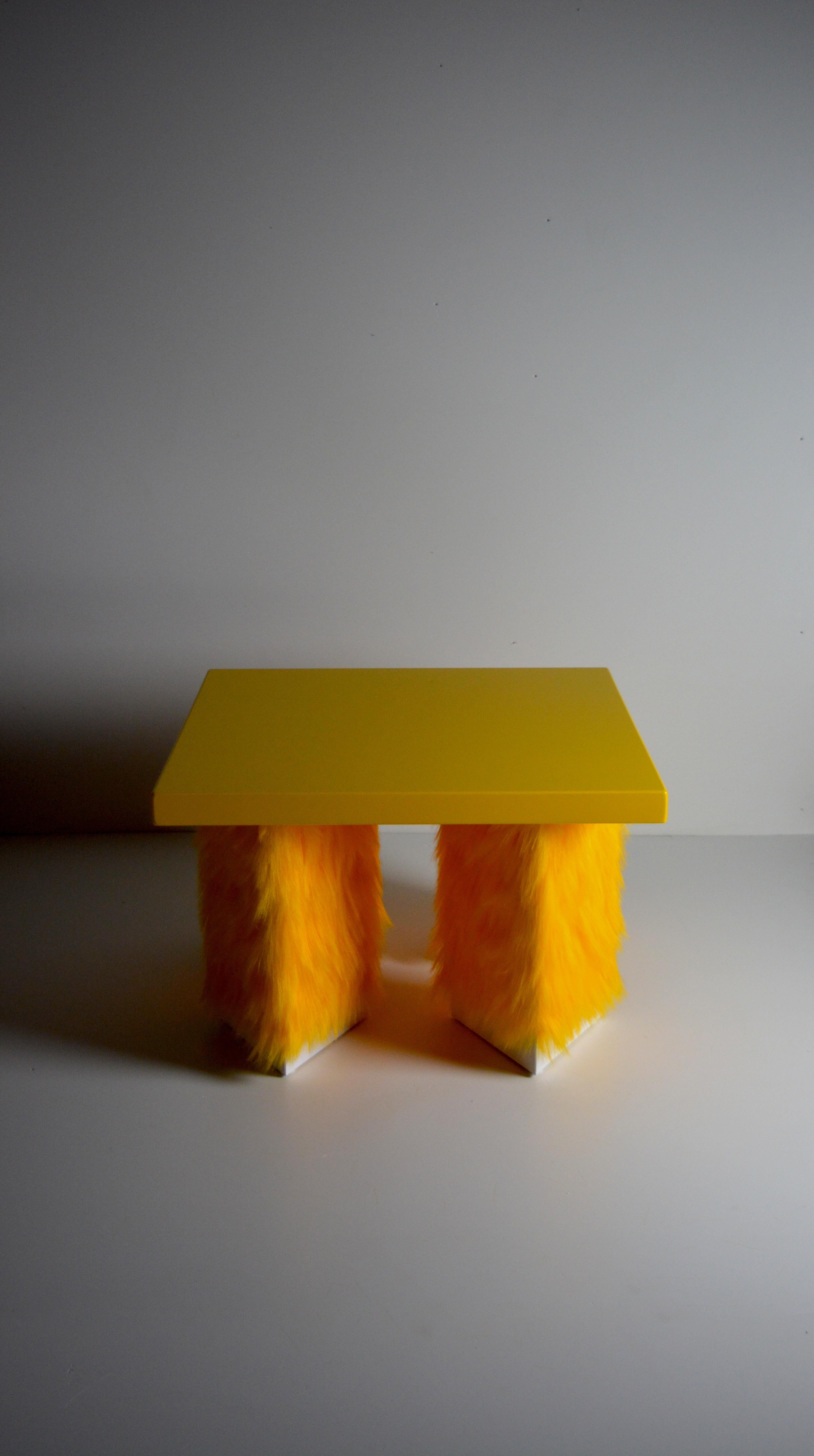 Moderne Eccentrico, table basse contemporaine en bois laqué jaune du Studio Greca en vente