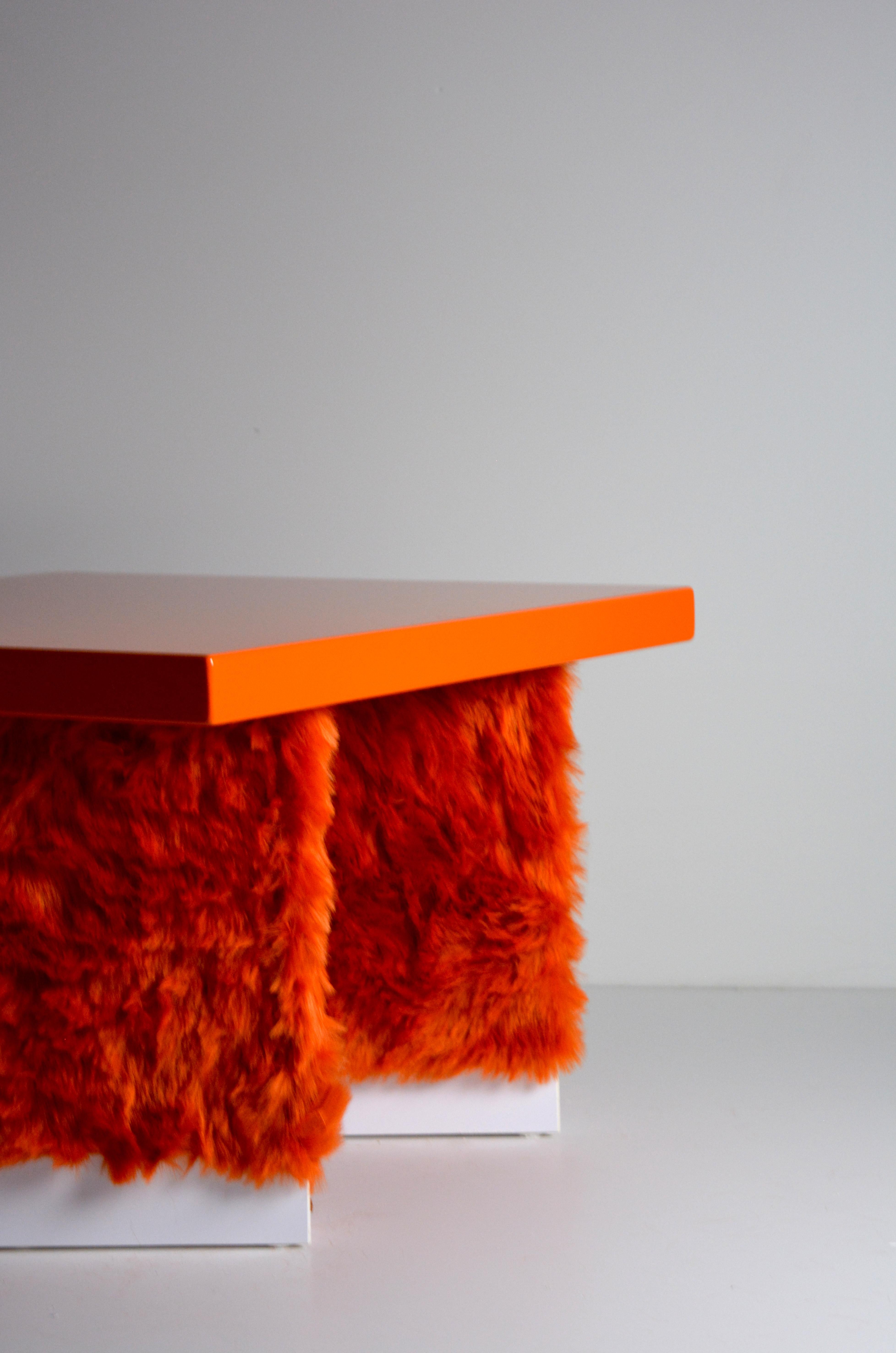 Eccentrico, zeitgenössischer Couchtisch aus orangefarbenem, furniertem Holz von Studio Greca (Moderne) im Angebot