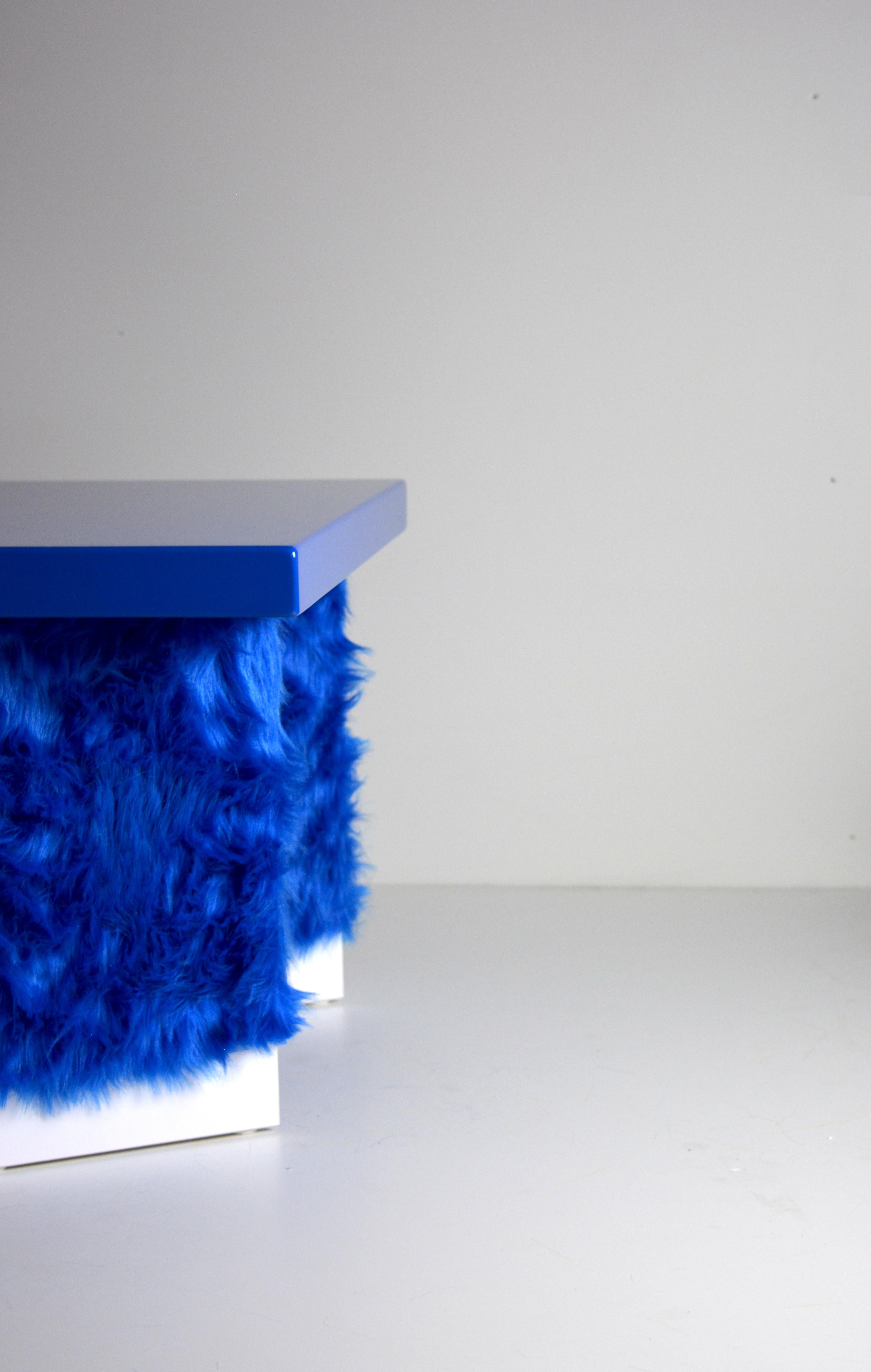 Eccentrico, zeitgenössischer Couchtisch aus blau lackiertem Pelz von Studio Greca (Moderne) im Angebot