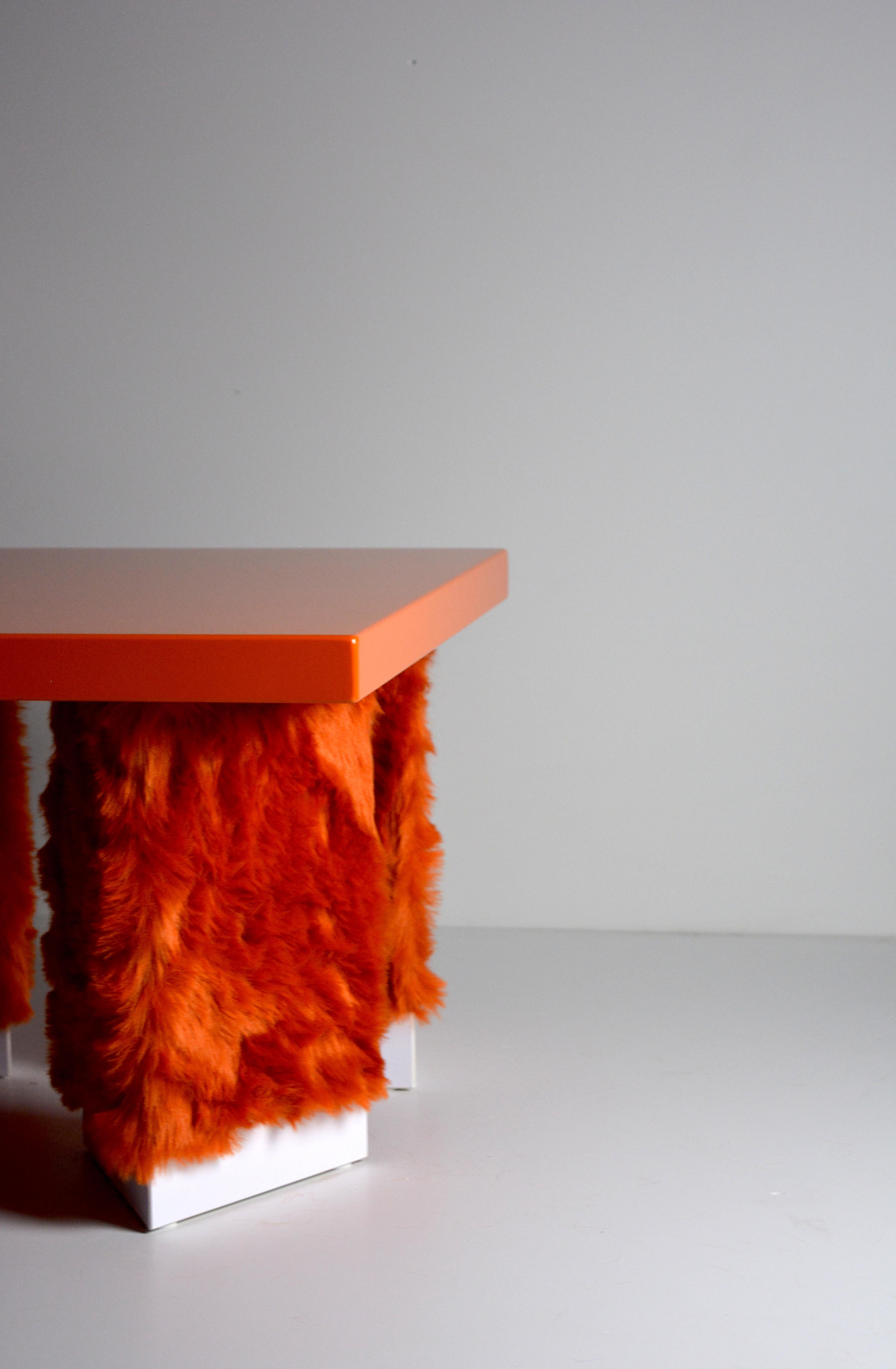 Eccentrico, zeitgenössischer Couchtisch aus orangefarbenem, furniertem Holz von Studio Greca im Zustand „Neu“ im Angebot in Torino, TO