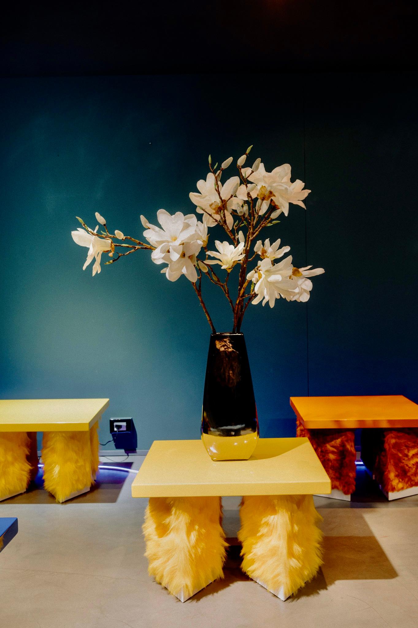 Eccentrico, table basse contemporaine en bois laqué jaune du Studio Greca en vente 1