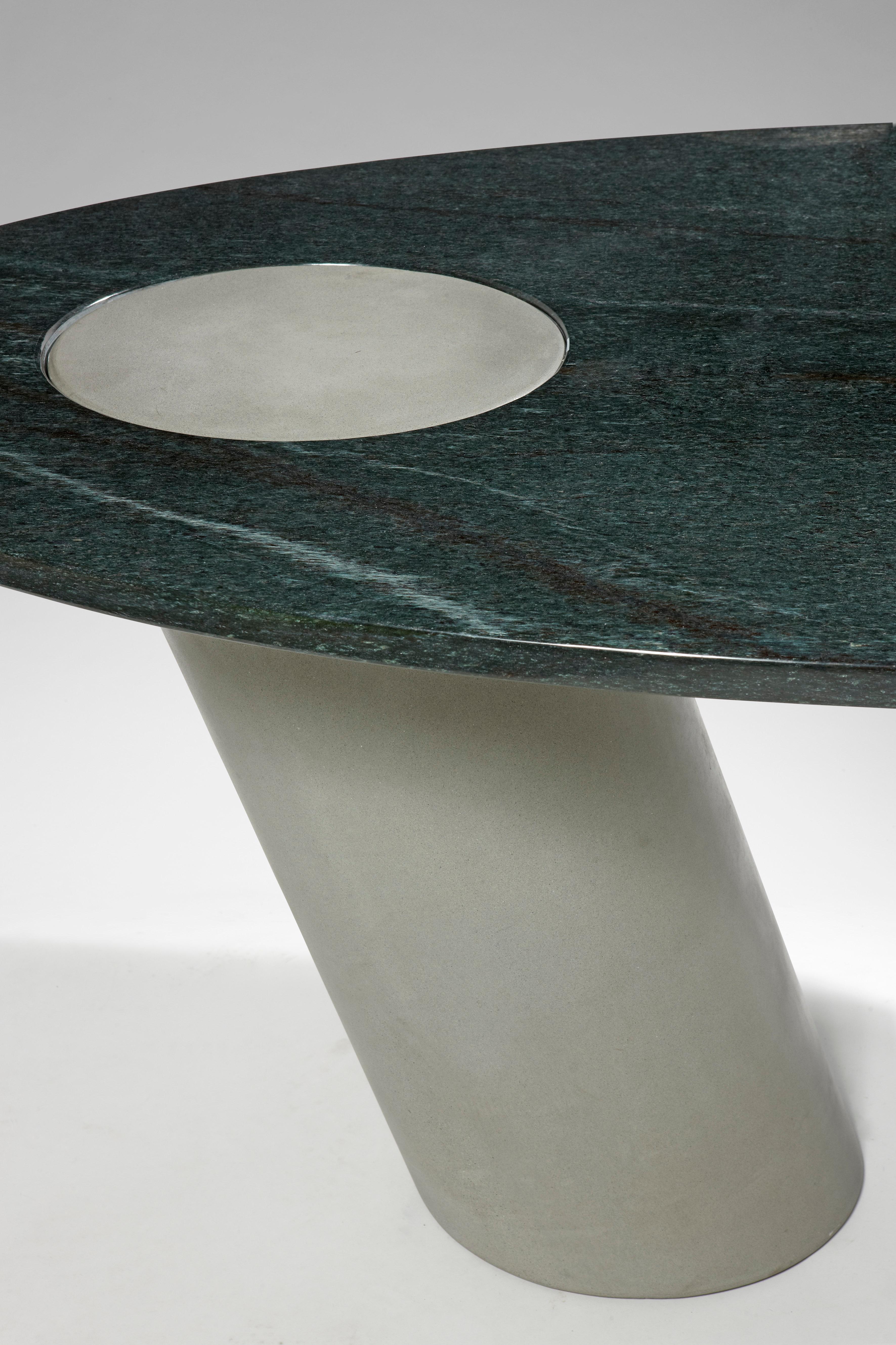 Une spectaculaire table en porte-à-faux avec articulation par gravité réalisée par le célèbre architecte Angelo Mangiarotti. 
Un mélange élégant de minimalisme et de textures de pierre.