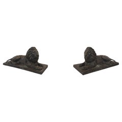 Exceptionnelle paire de lions monumentaux en bronze