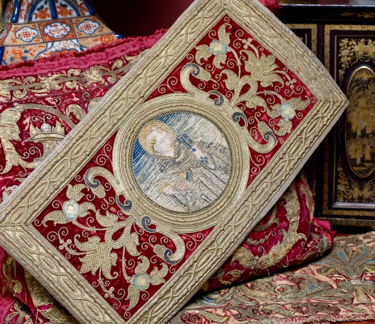 Un pannello ecclesiastico davvero squisito.  Spagnolo o italiano
Il tondo centrale della fine del XVI secolo raffigura una figura di San Pietro a metà lunghezza, lavorata in seta e fili metallici.

Il tondo è stato successivamente incastonato in un