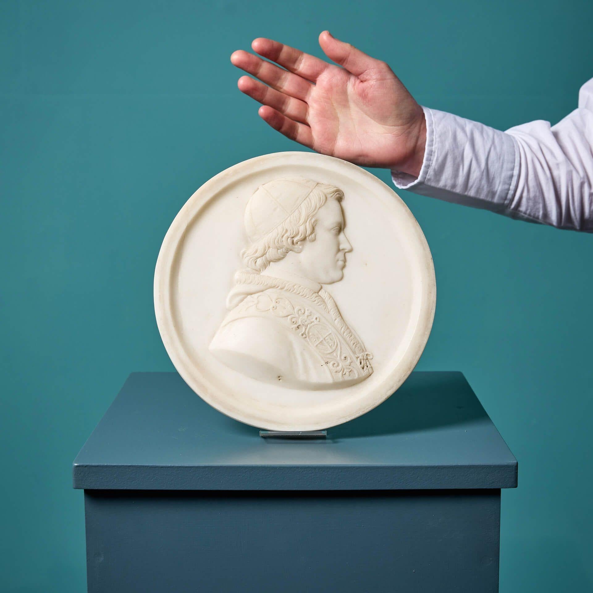 Ein sehr fein gearbeiteter antiker weißer statuarischer Marmorrundling, der ein Profilporträt einer römischen Figur in religiöser Kleidung darstellt. Dieses große Marmor-Rondell stammt aus der Mitte des 19. Jahrhunderts und zeichnet sich durch seine