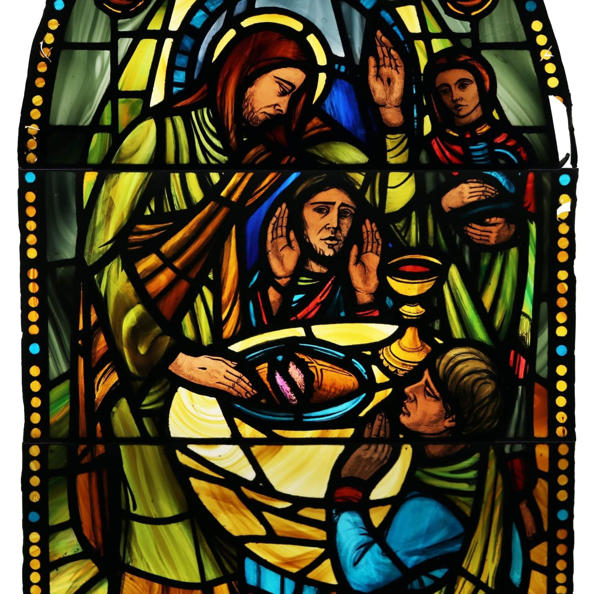 Ein lebhaftes Kirchenfenster, das eine religiöse Szene aus der Mitte des 20. Dieses wunderschöne Glasfenster ist eines von vier, die wir zum Verkauf anbieten. Es wurde ursprünglich in der ehemaligen Pfarrkirche in Glenlivet, Schottland, eingebaut.