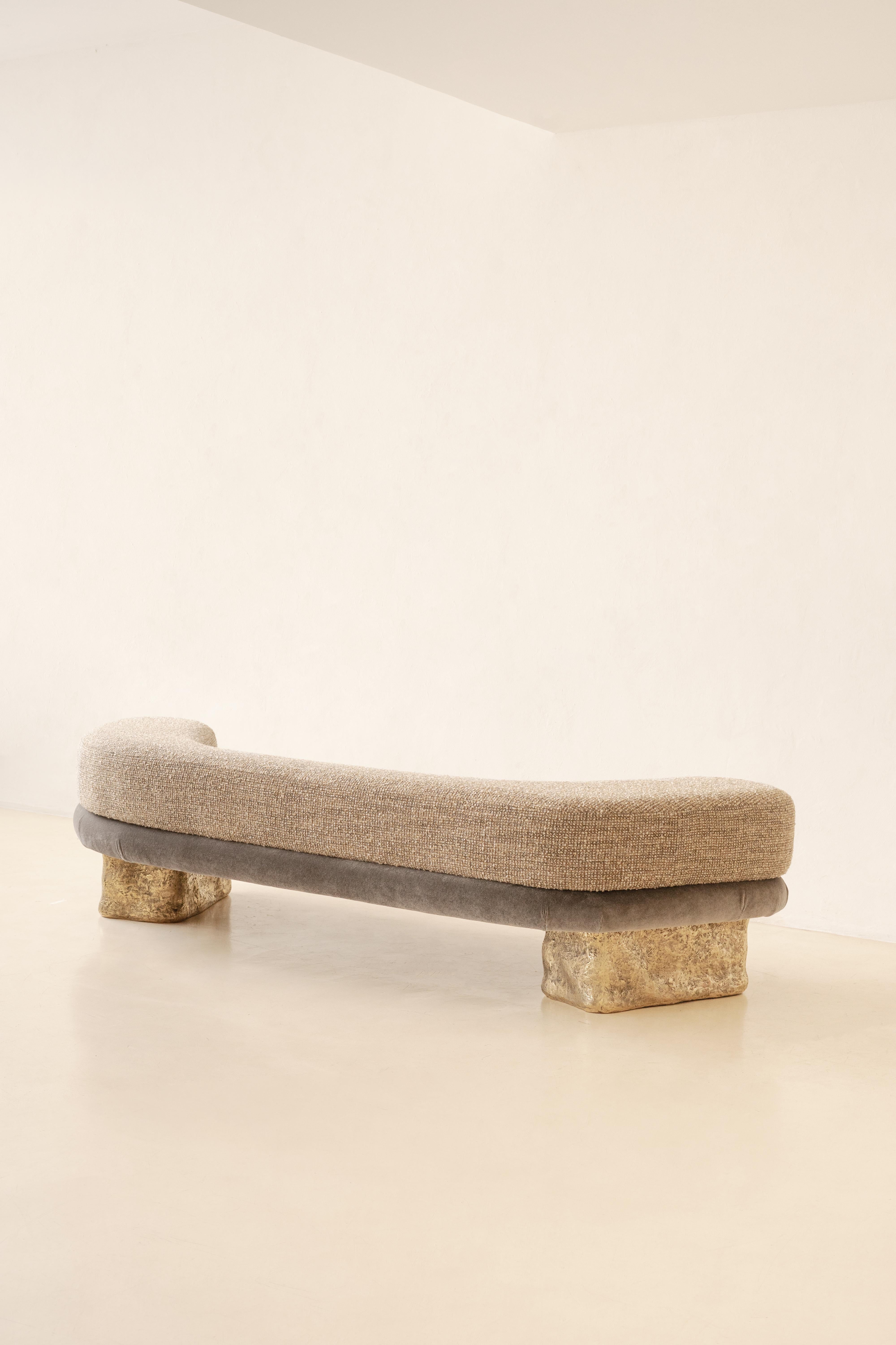 Die Kollektion Eche ist die erste Sitzmöbel-Serie von Lucas Recchia, die kürzlich in drei verschiedenen Formen vorgestellt wurde: Sessel, Chaiselongue und Sofa. Der skulptural gestaltete Sockel ist aus Bronzeguss gefertigt und vermittelt den