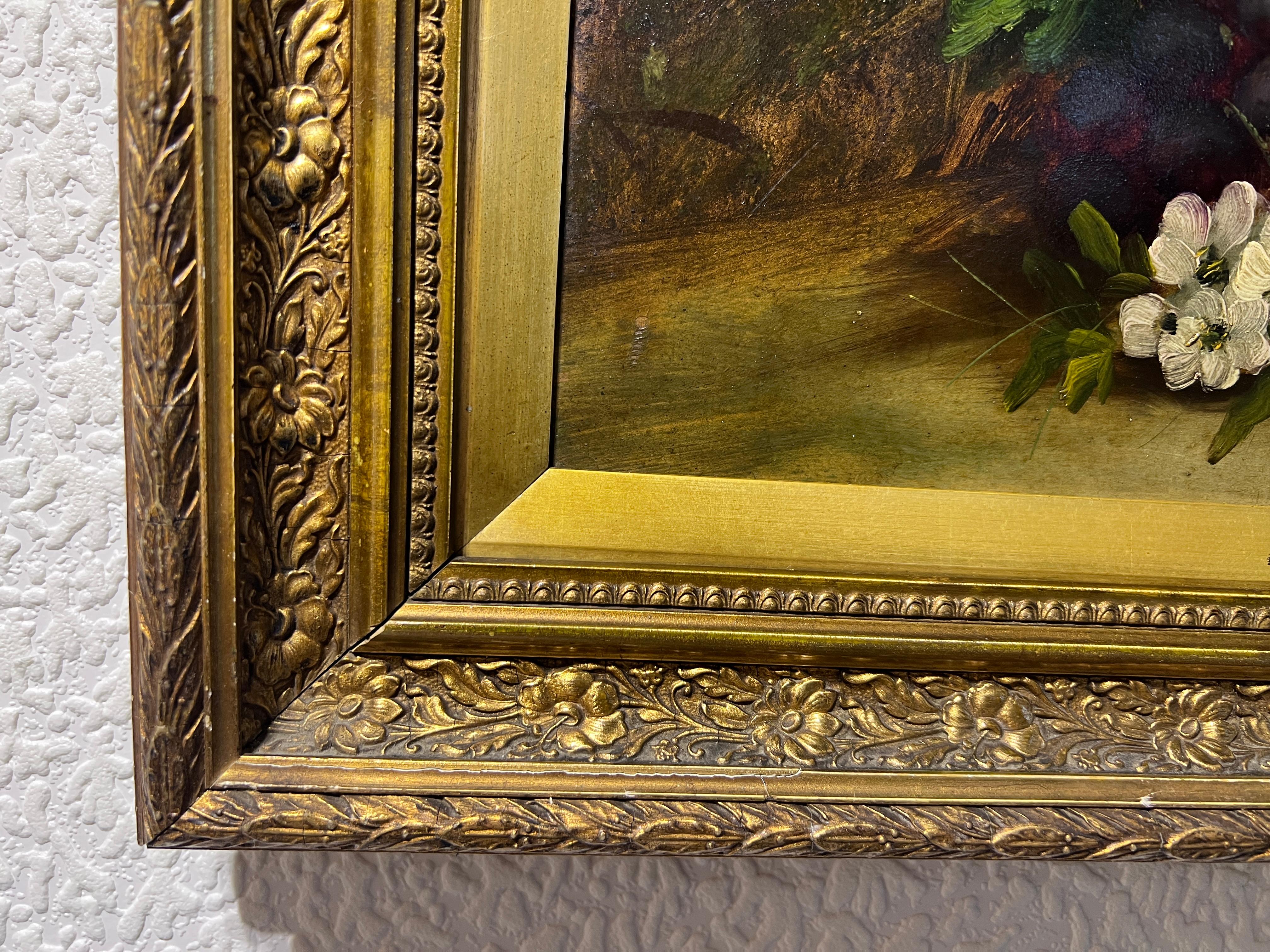 Se trata de un original bodegón antiguo pintado al óleo sobre madera que representa un ramo de varias flores en un jarrón azul y uvas, fresas. 

Se presenta en un marco dorado antiguo.
La montura tiene algunas rozaduras y arañazos. El cuadro tiene