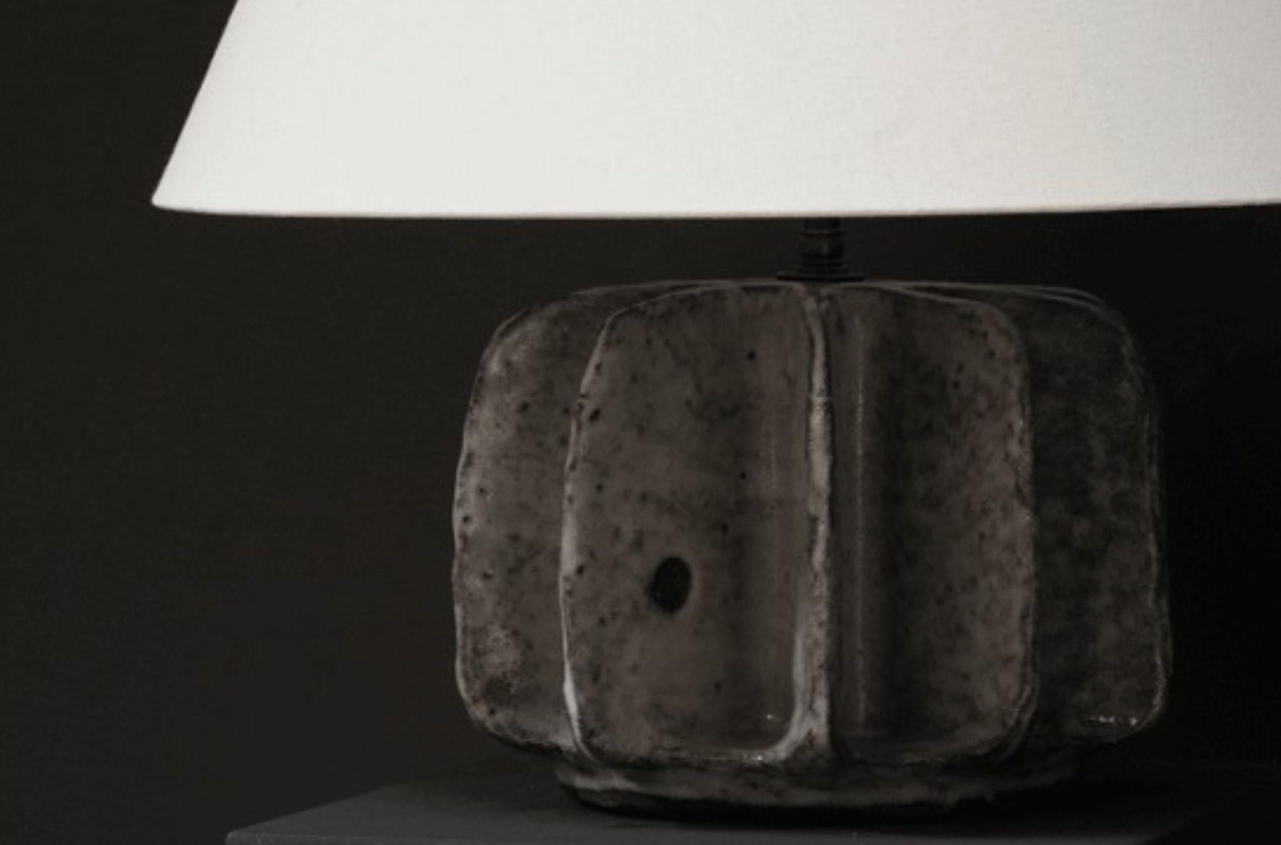 Lampe de bureau Echino en céramique émaillée, fumée Neuf - En vente à Los Angeles, CA